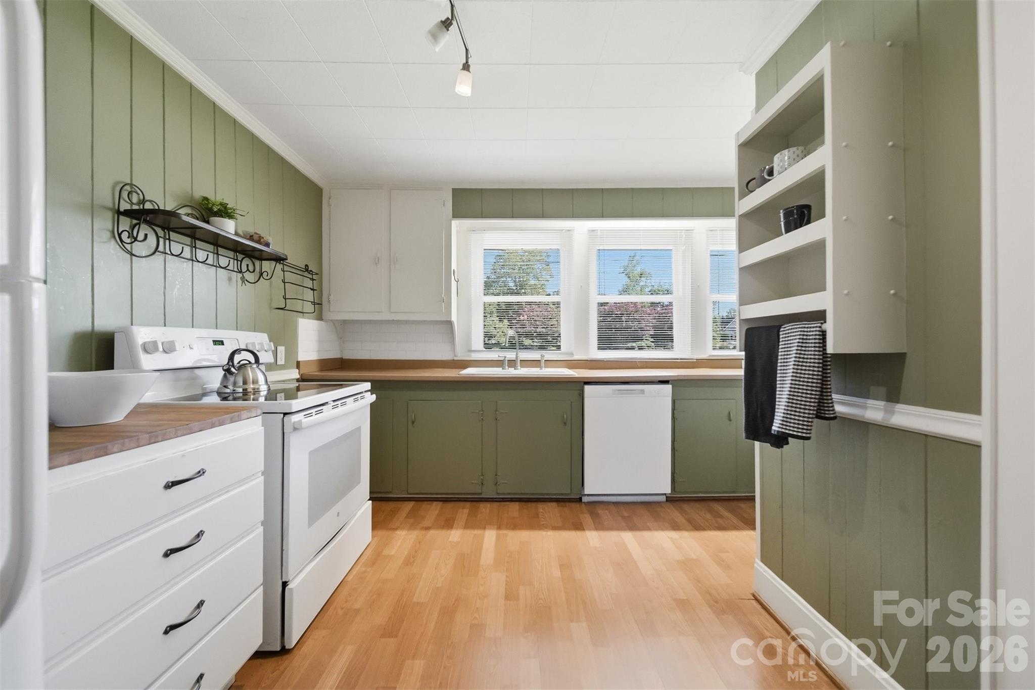321 16th Avenue NW — Hickory