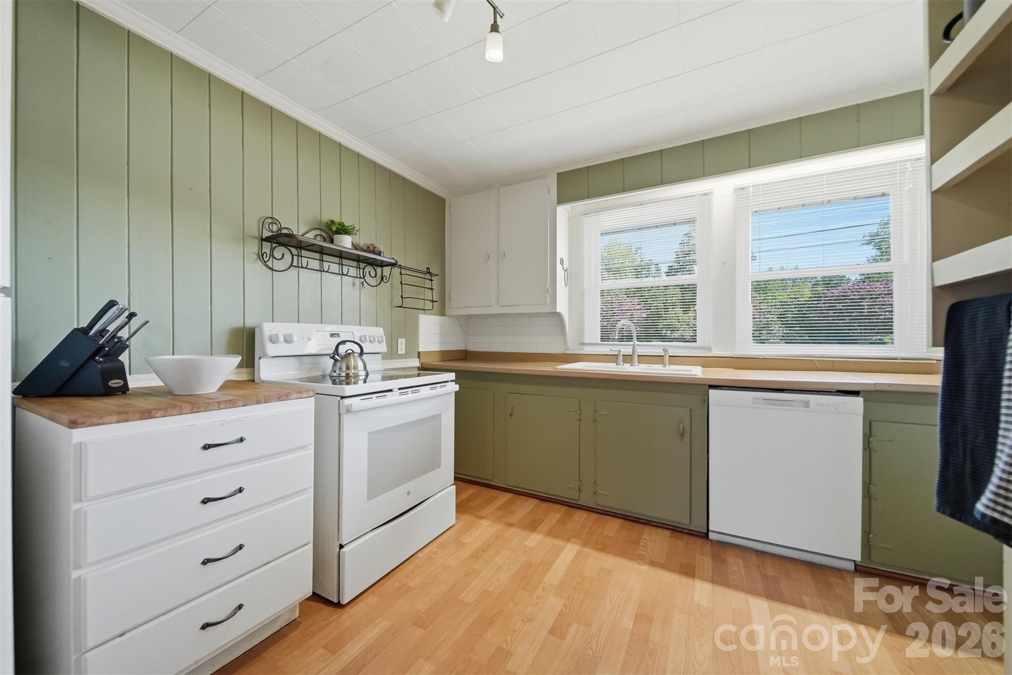 321 16th Avenue NW — Hickory