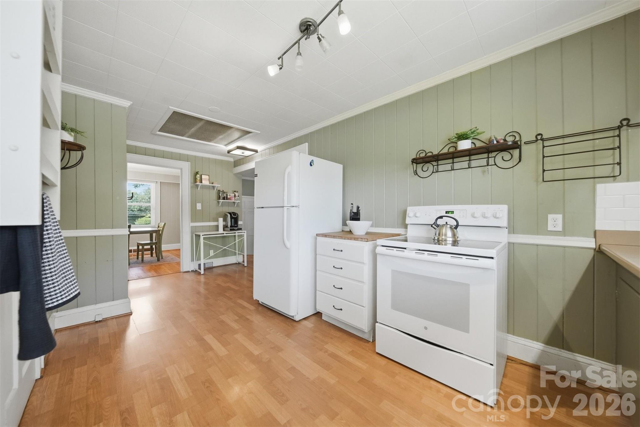 321 16th Avenue NW — Hickory