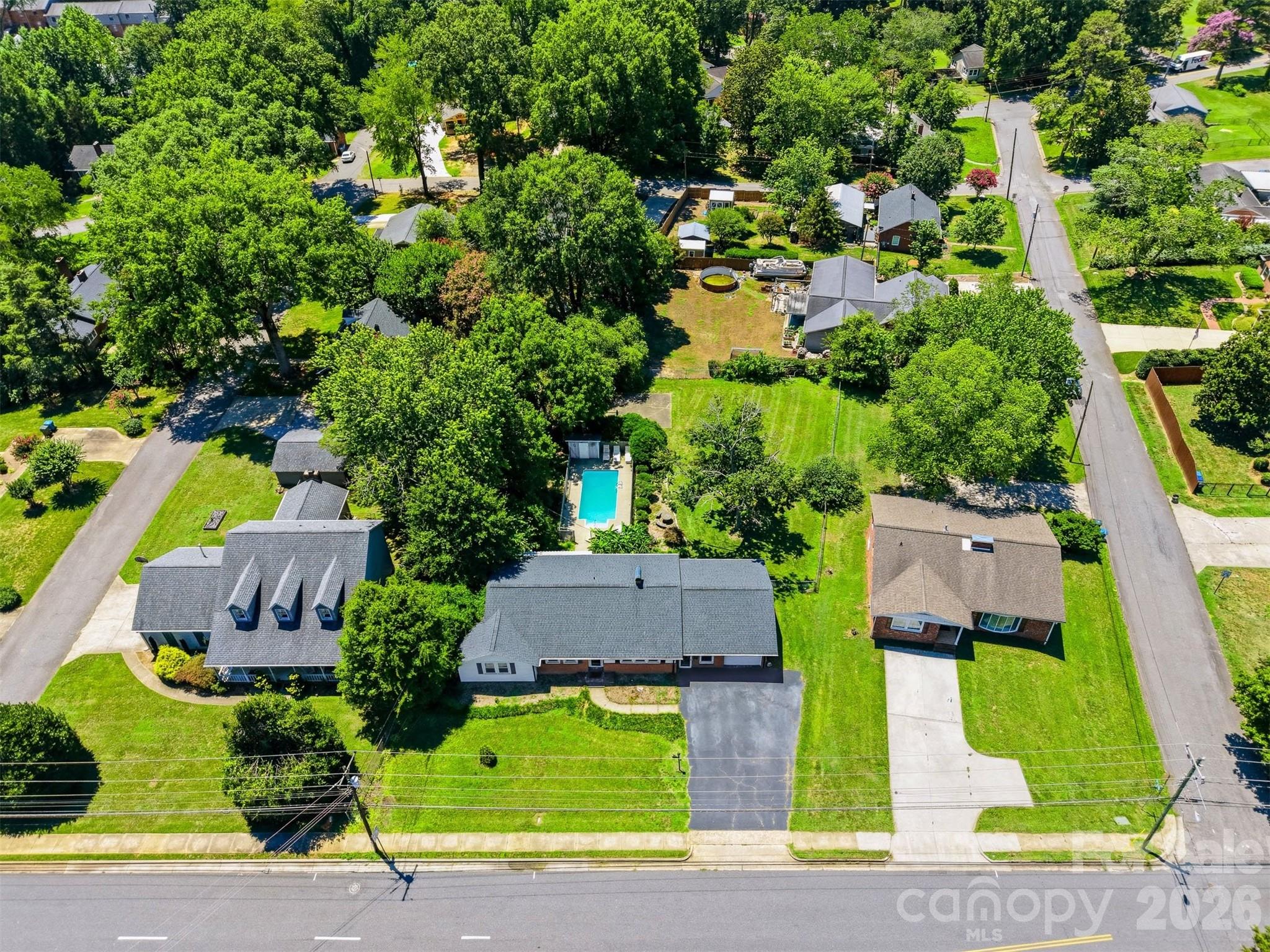 321 16th Avenue NW — Hickory
