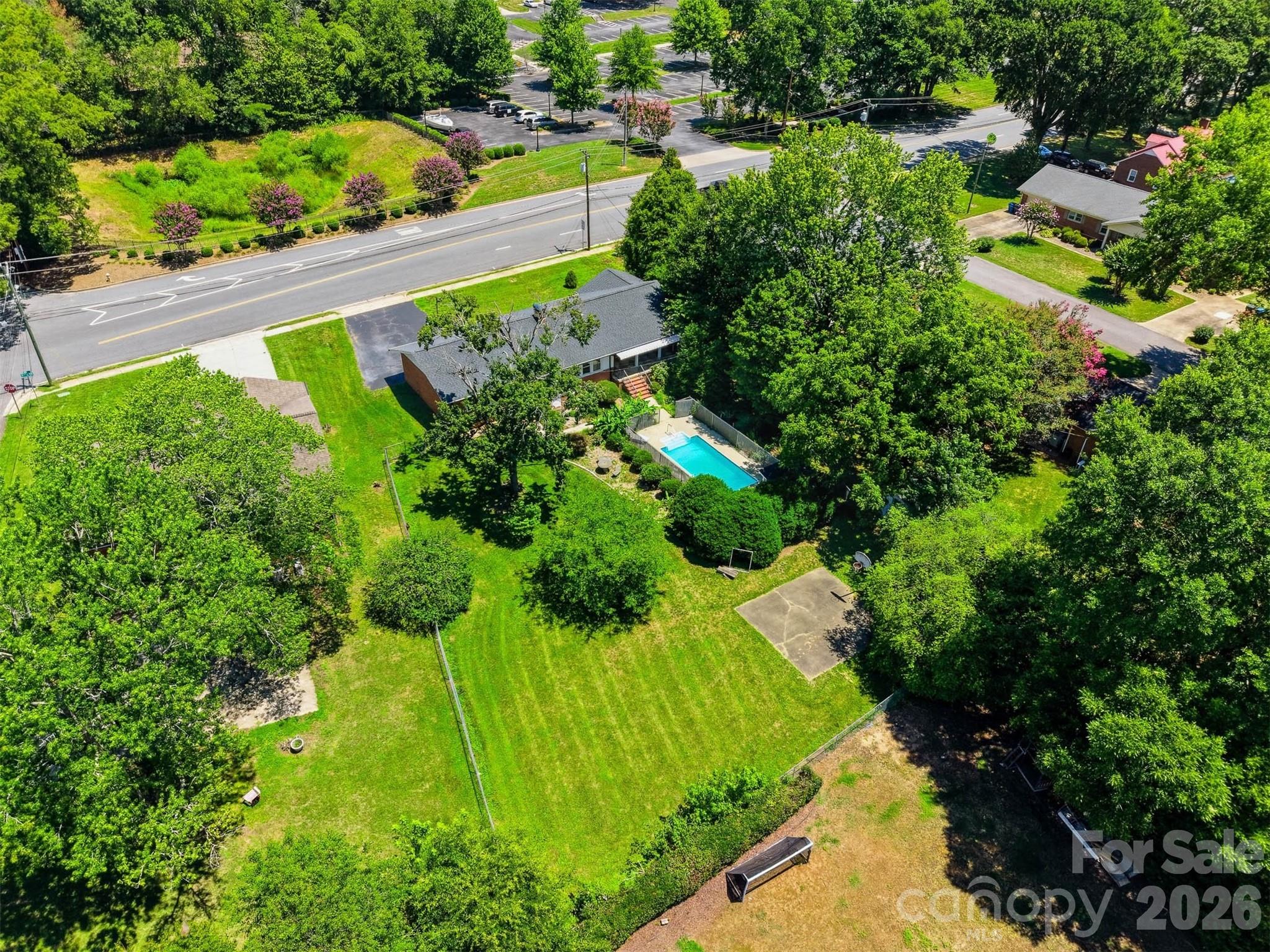 321 16th Avenue NW — Hickory