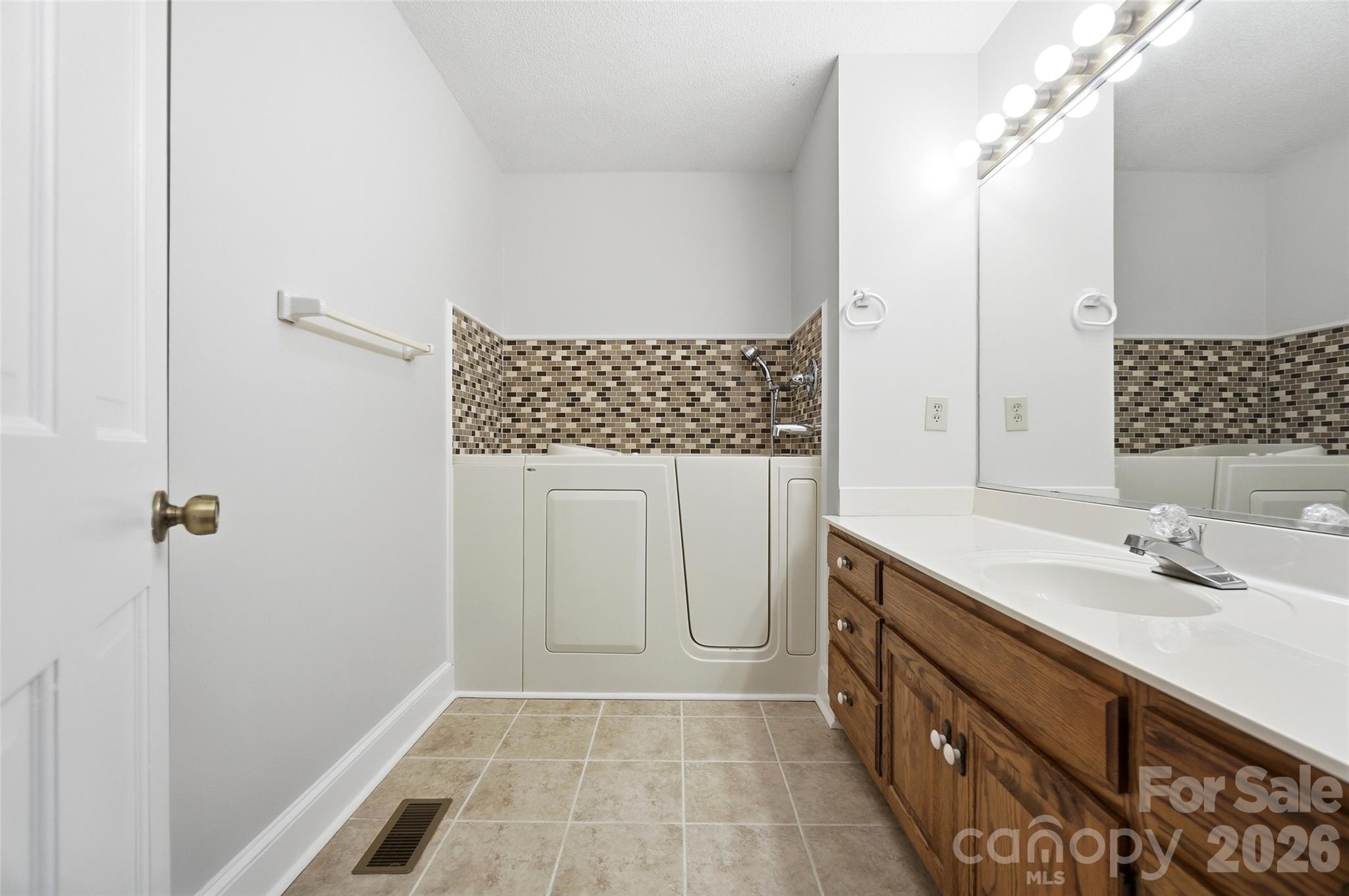 17047 Pond Road — Locust