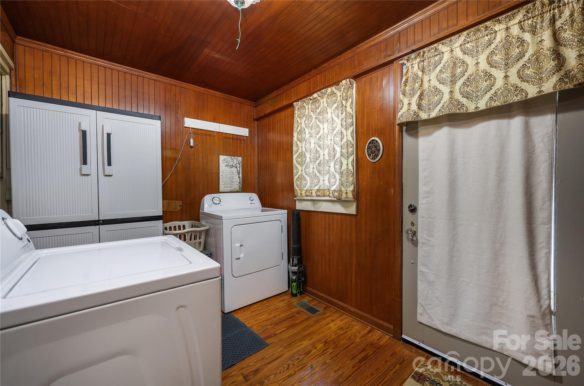 271 N Main Street — Denton