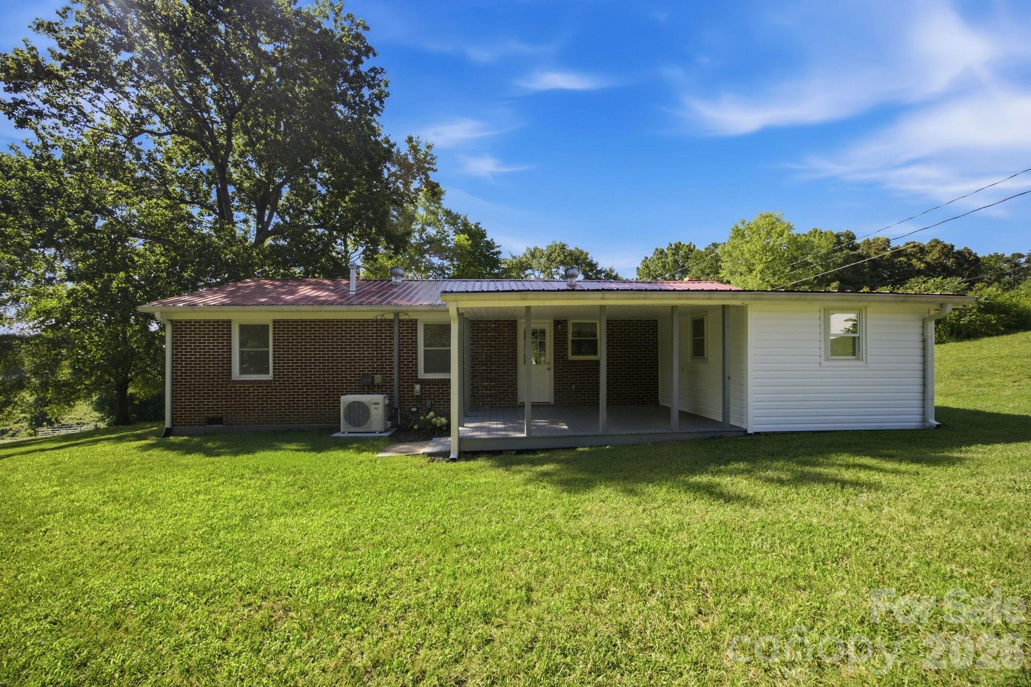 3123 Castle Avenue — Hickory