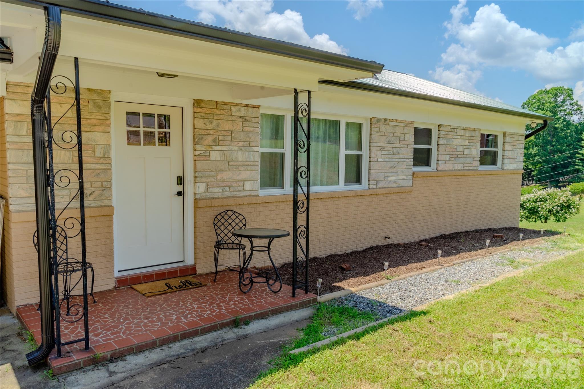 4852 Midway Sand Road — Hickory