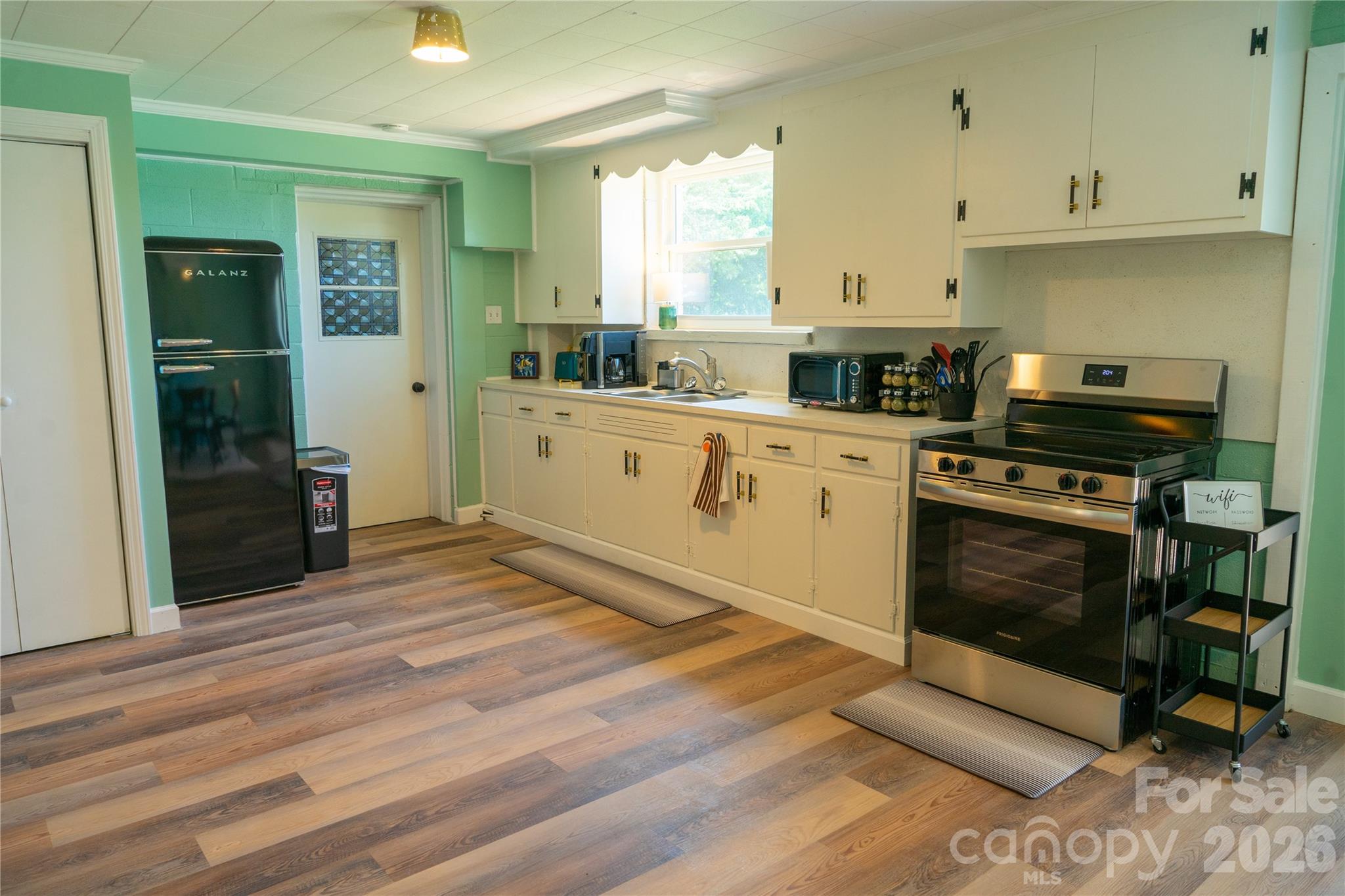 4852 Midway Sand Road — Hickory