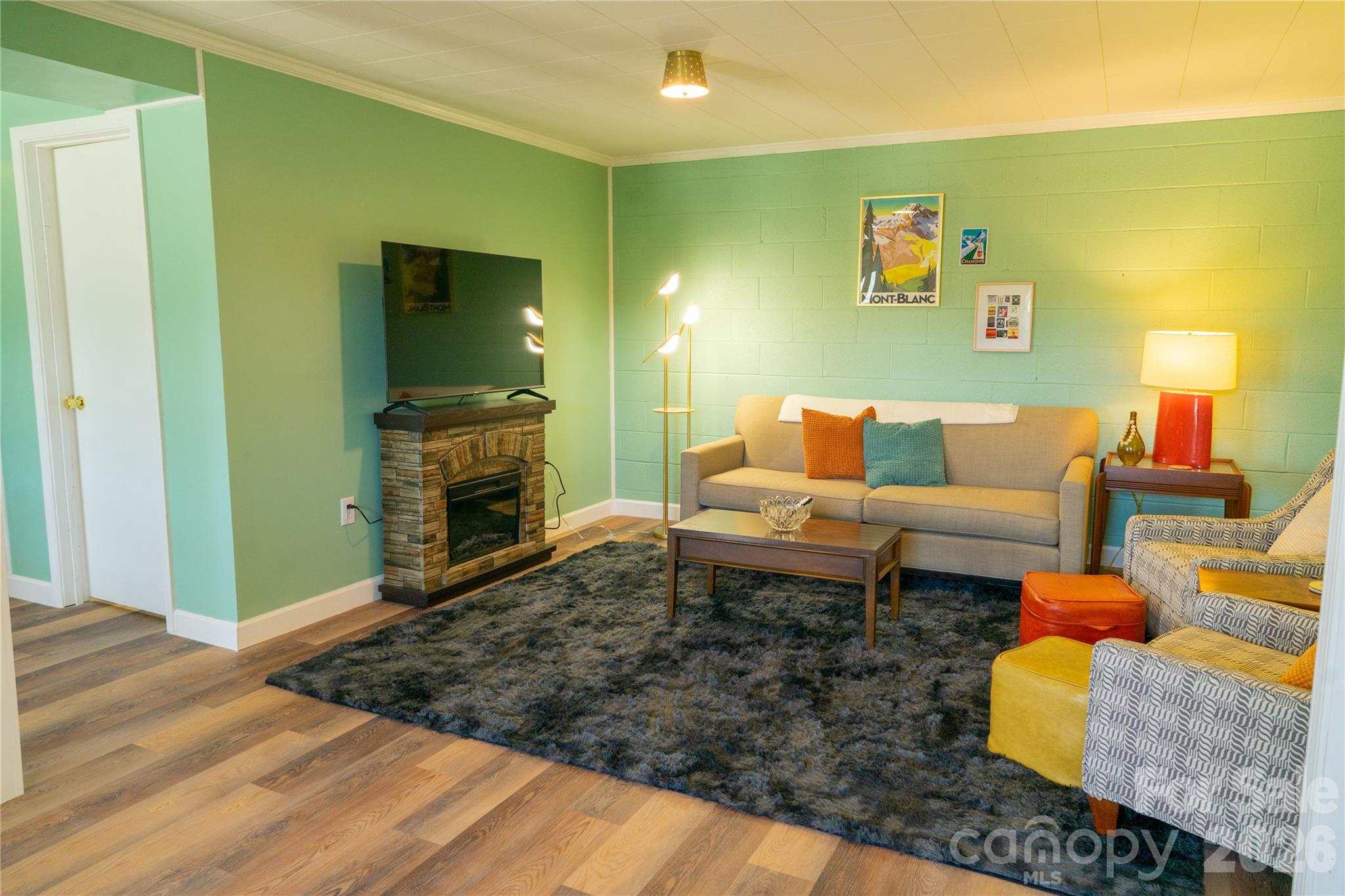 4852 Midway Sand Road — Hickory
