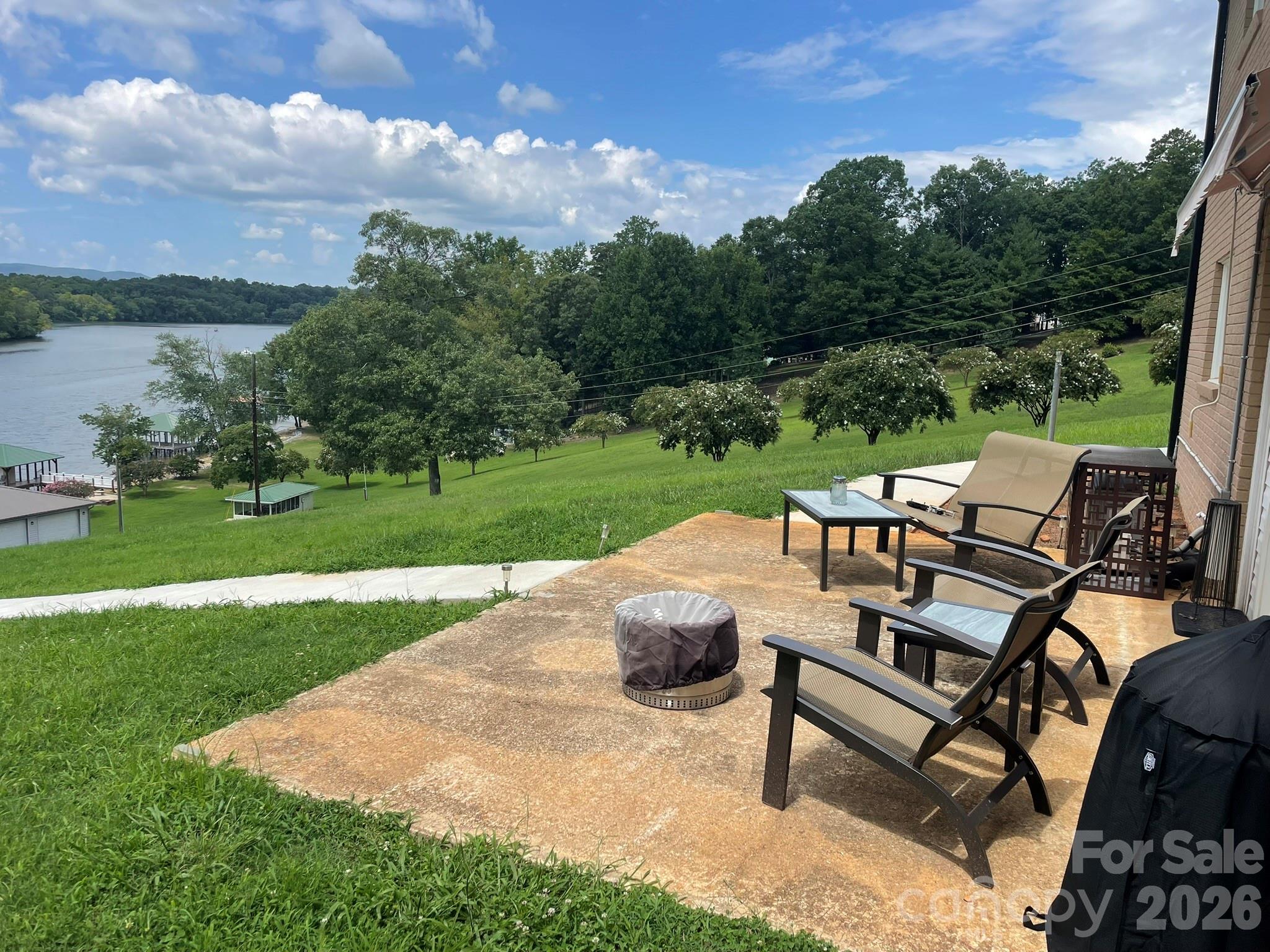 4852 Midway Sand Road — Hickory