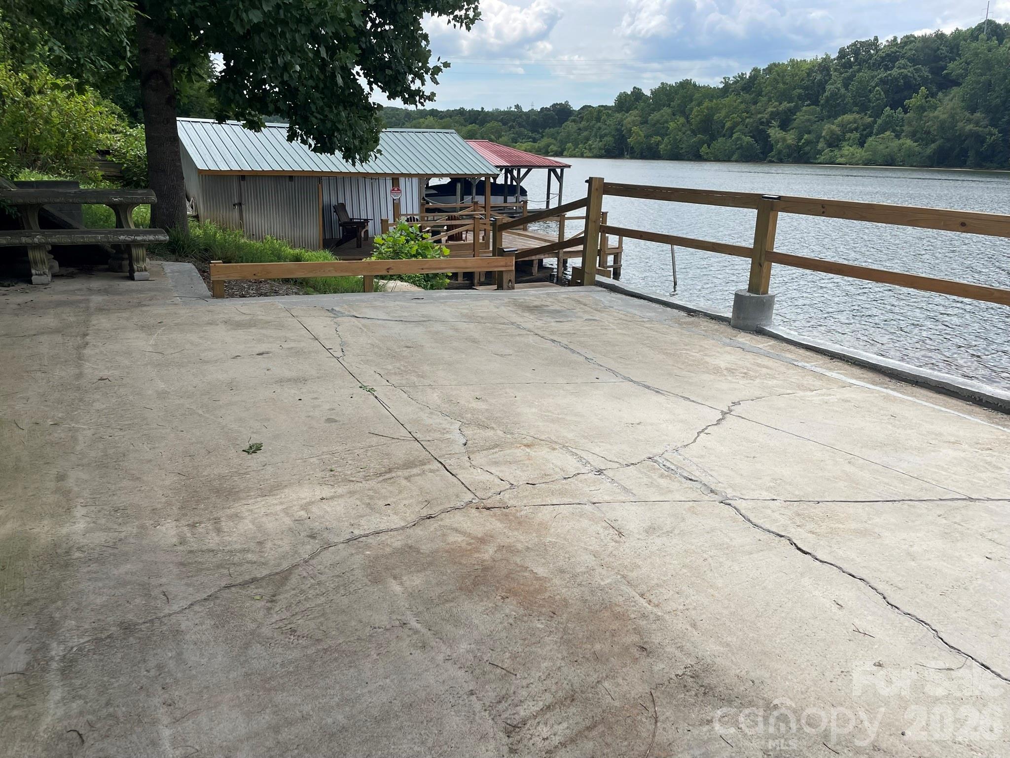 4852 Midway Sand Road — Hickory
