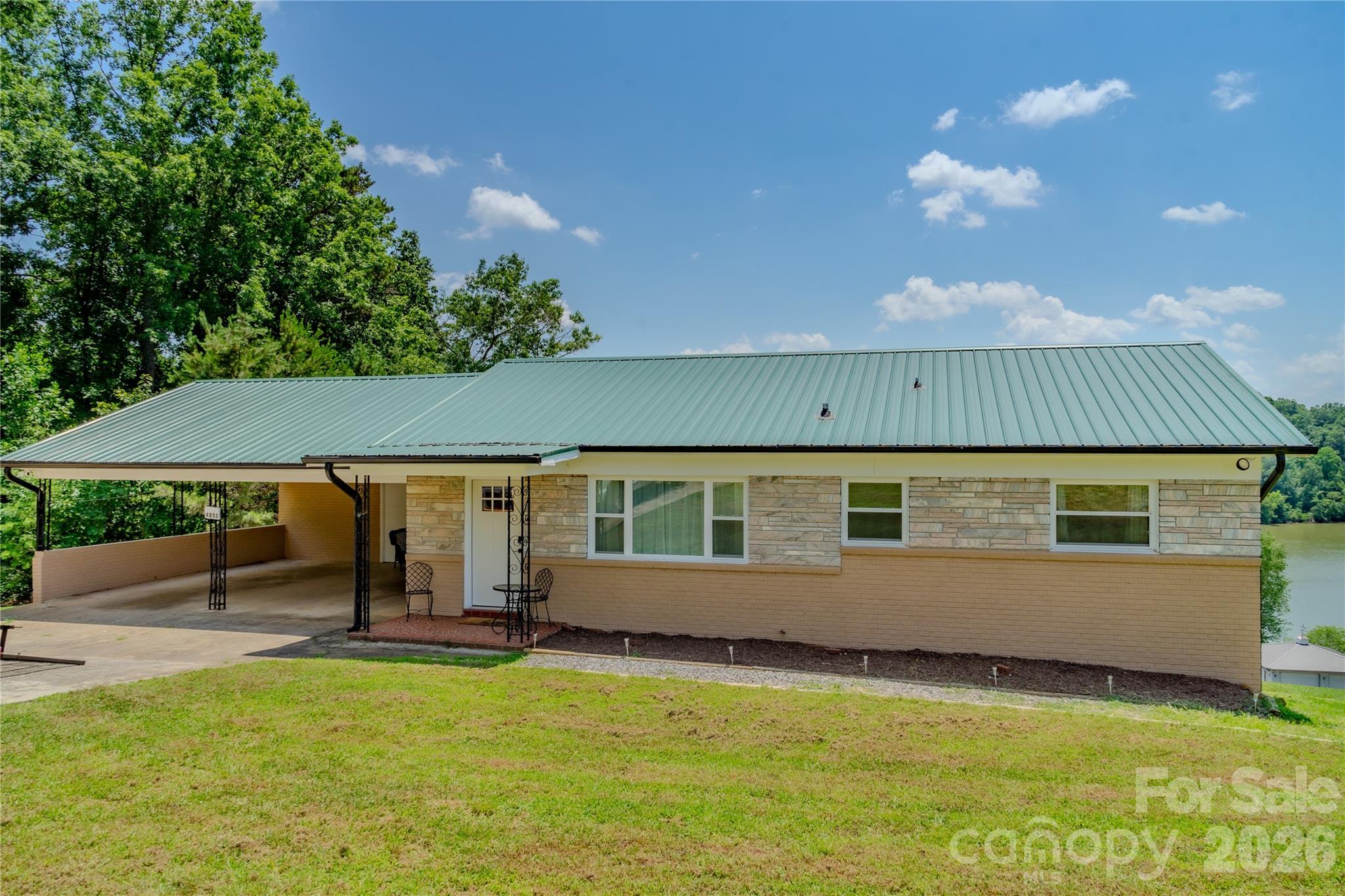 4852 Midway Sand Road — Hickory