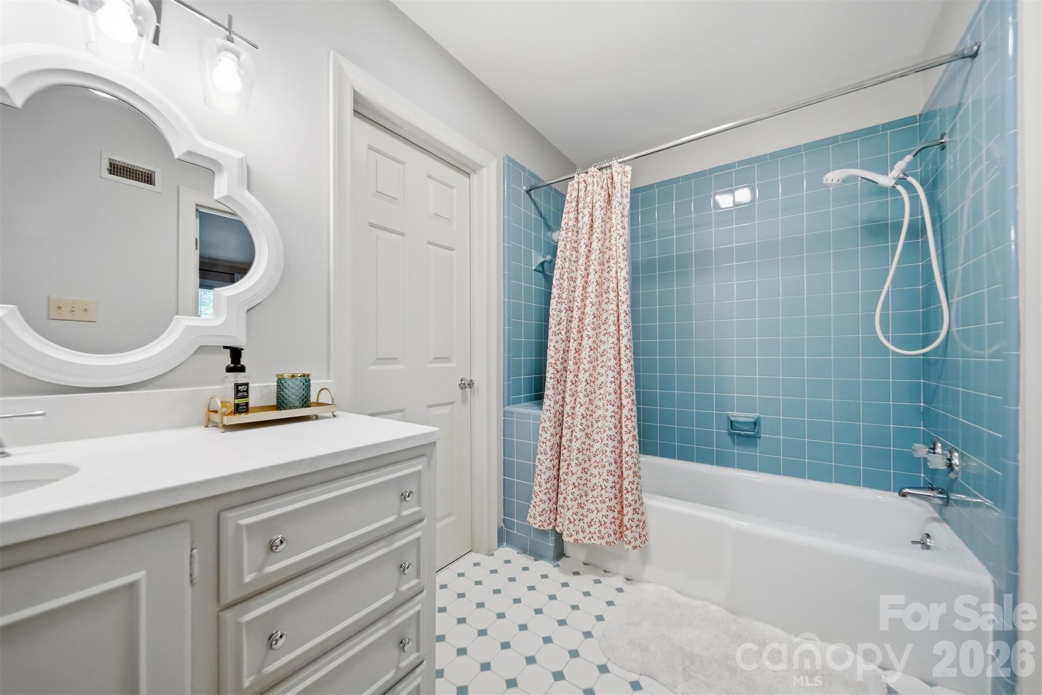 1240 10th Street Lane NW — Hickory