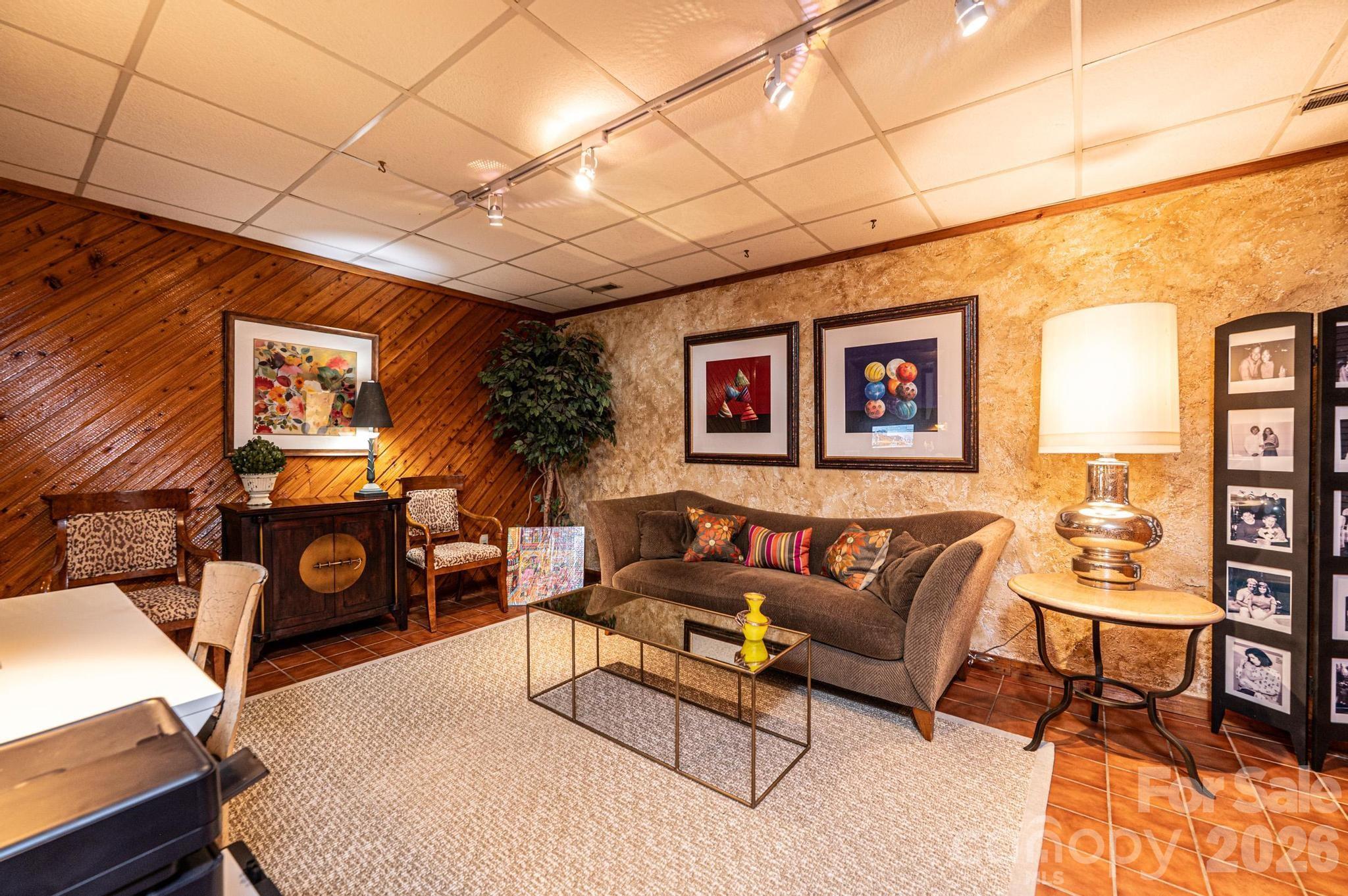2028 10th Street Boulevard NW — Hickory