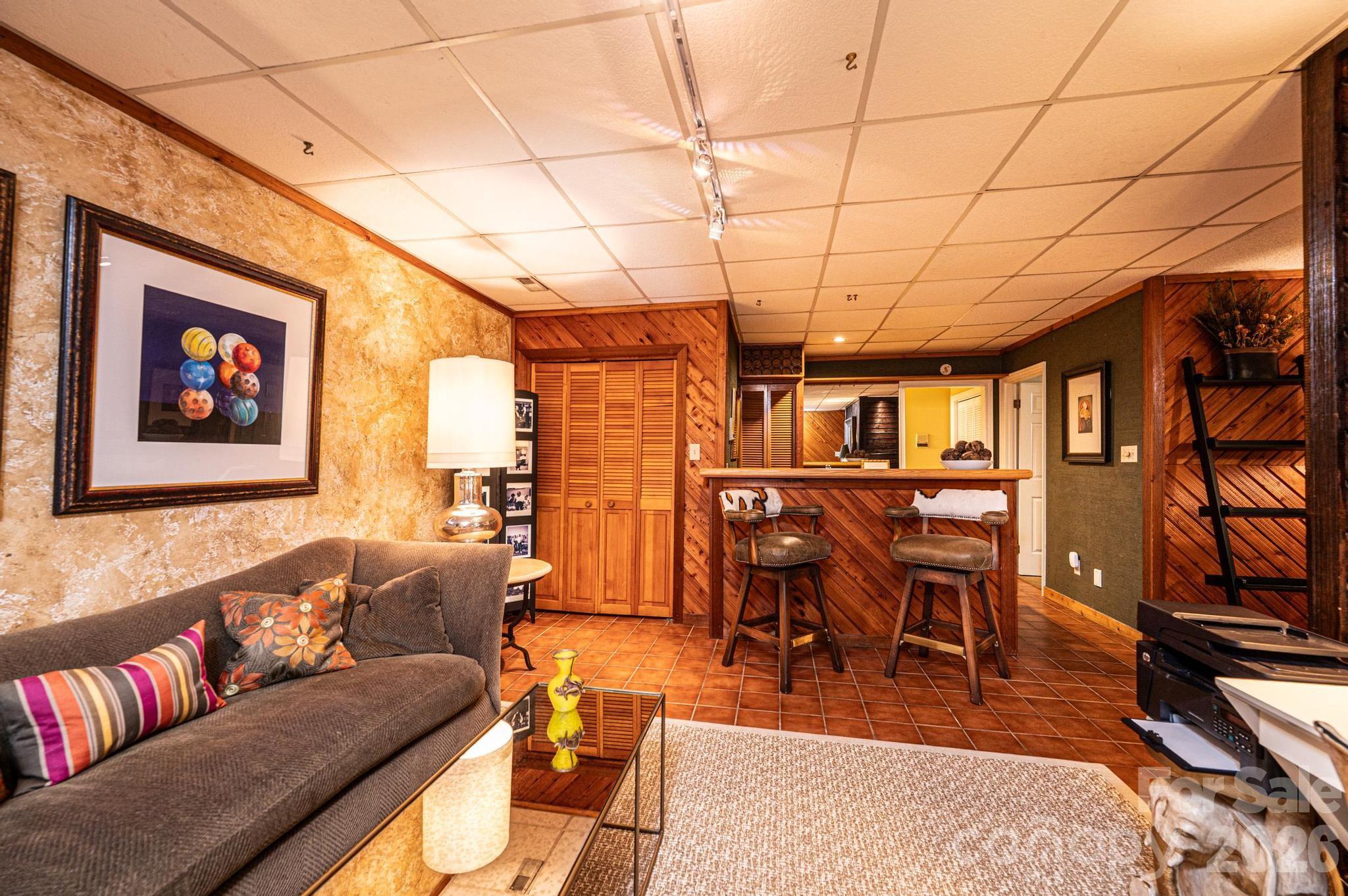 2028 10th Street Boulevard NW — Hickory