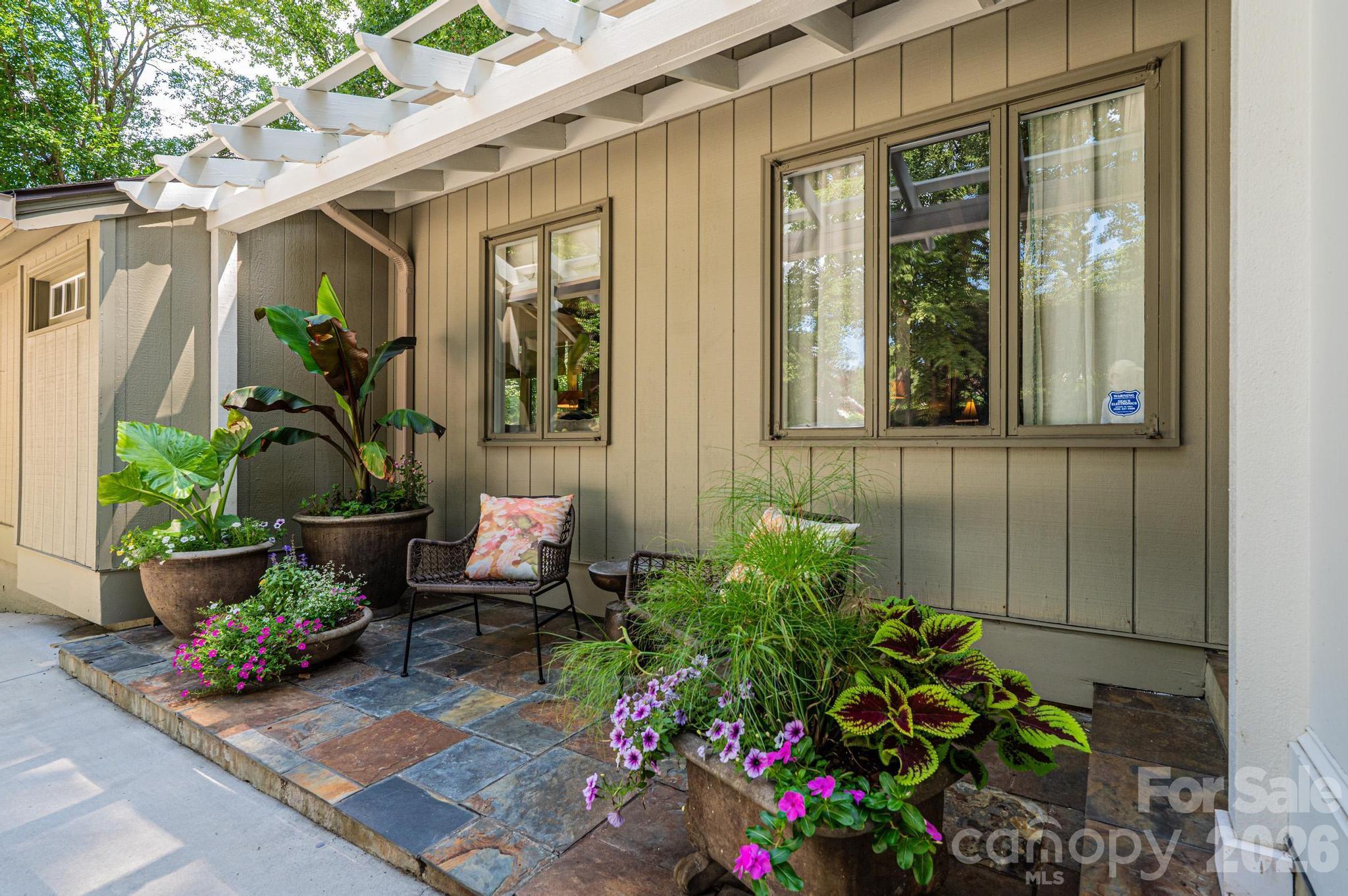 2028 10th Street Boulevard NW — Hickory