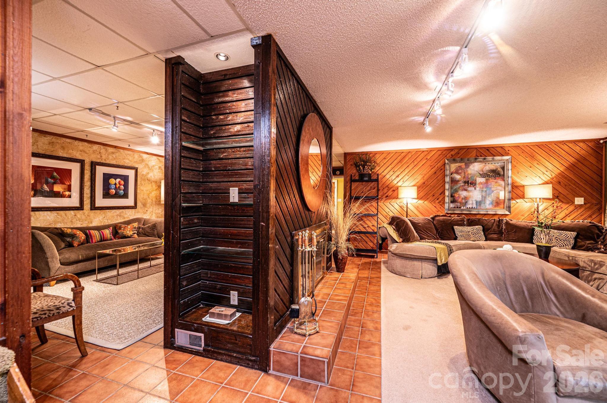 2028 10th Street Boulevard NW — Hickory