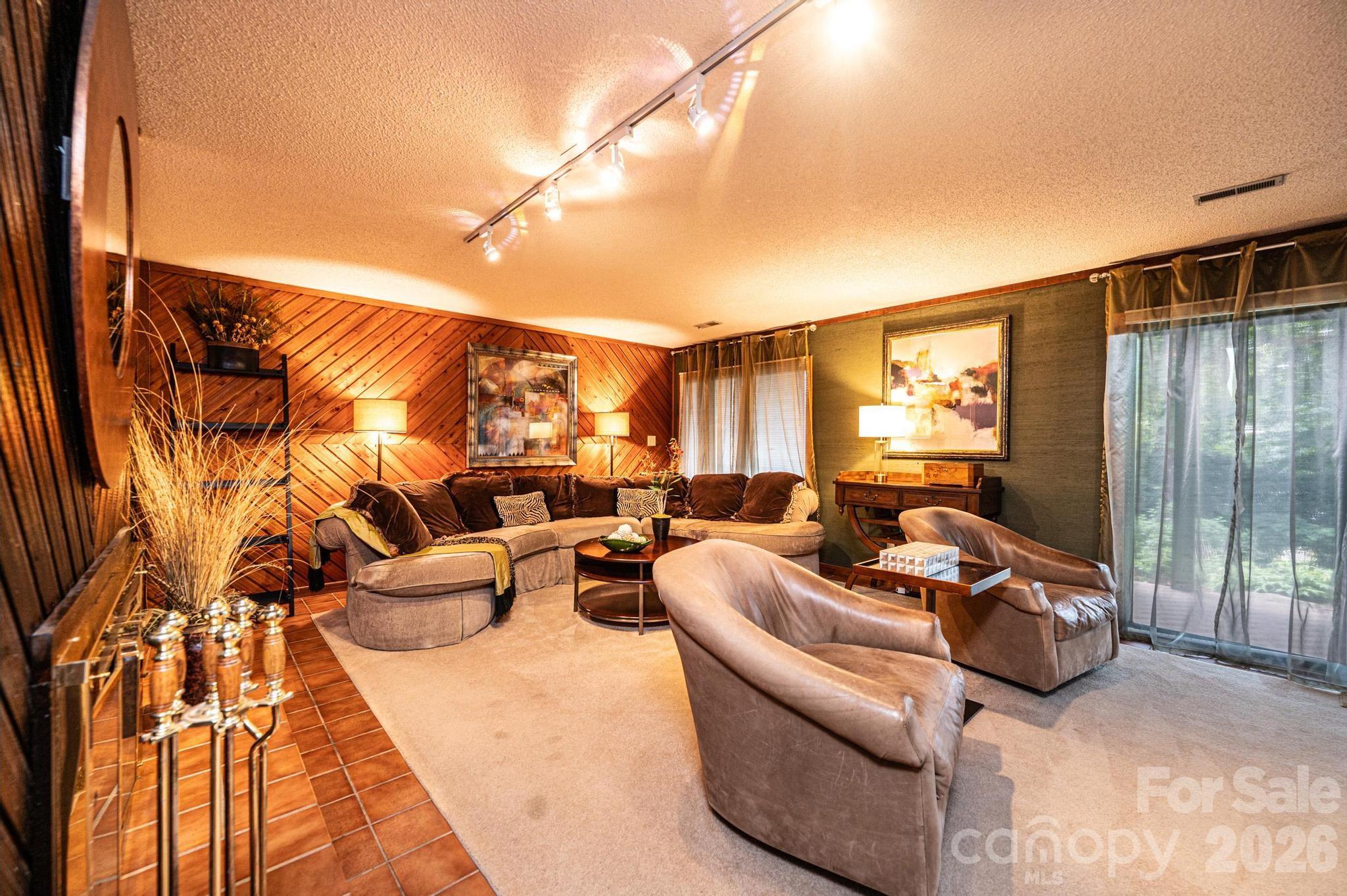 2028 10th Street Boulevard NW — Hickory