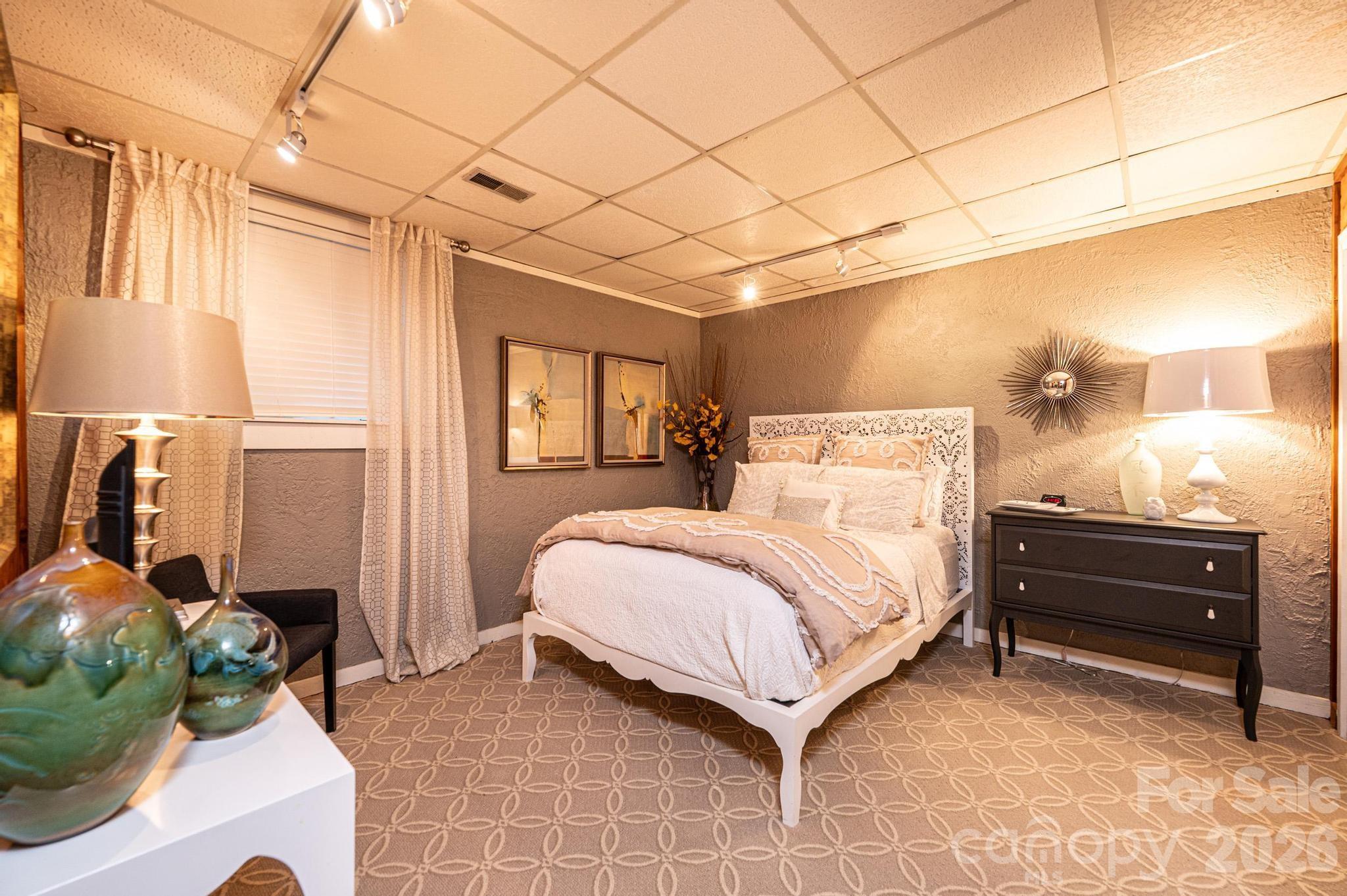 2028 10th Street Boulevard NW — Hickory