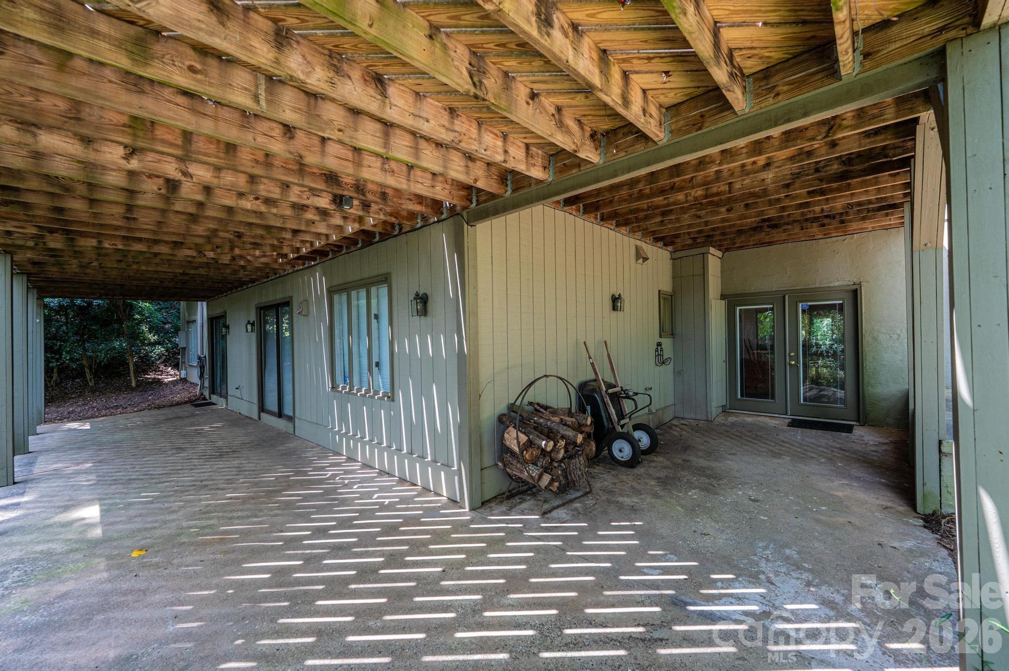 2028 10th Street Boulevard NW — Hickory