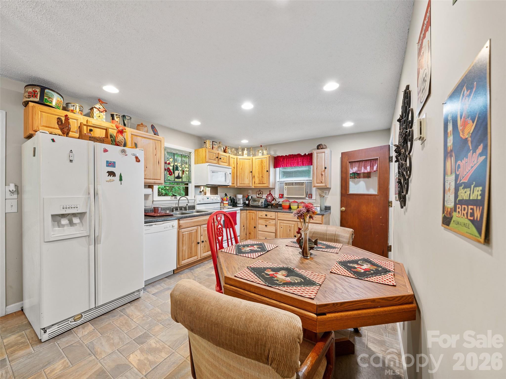 915 Little Creek Road — Burnsville