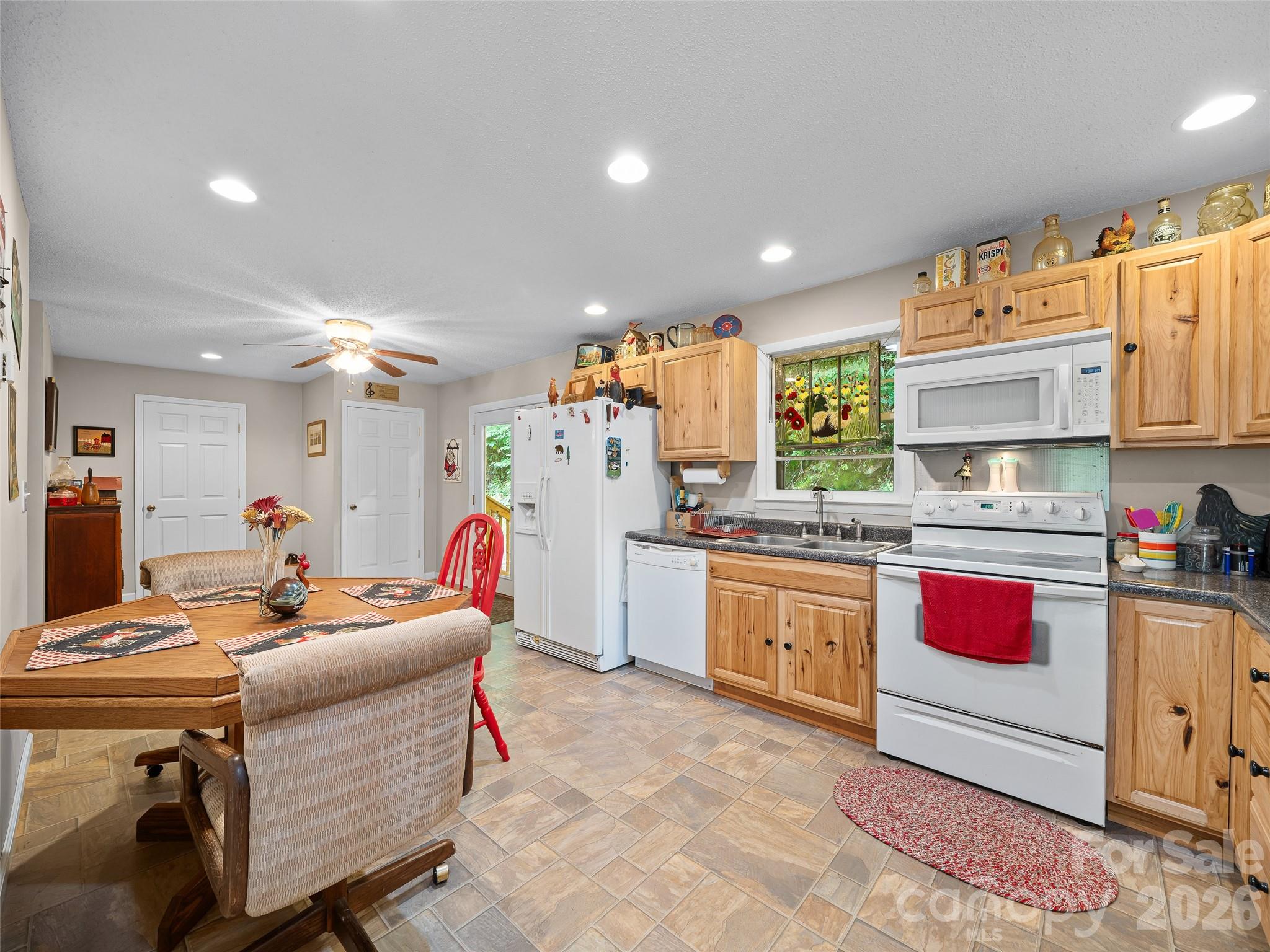 915 Little Creek Road — Burnsville
