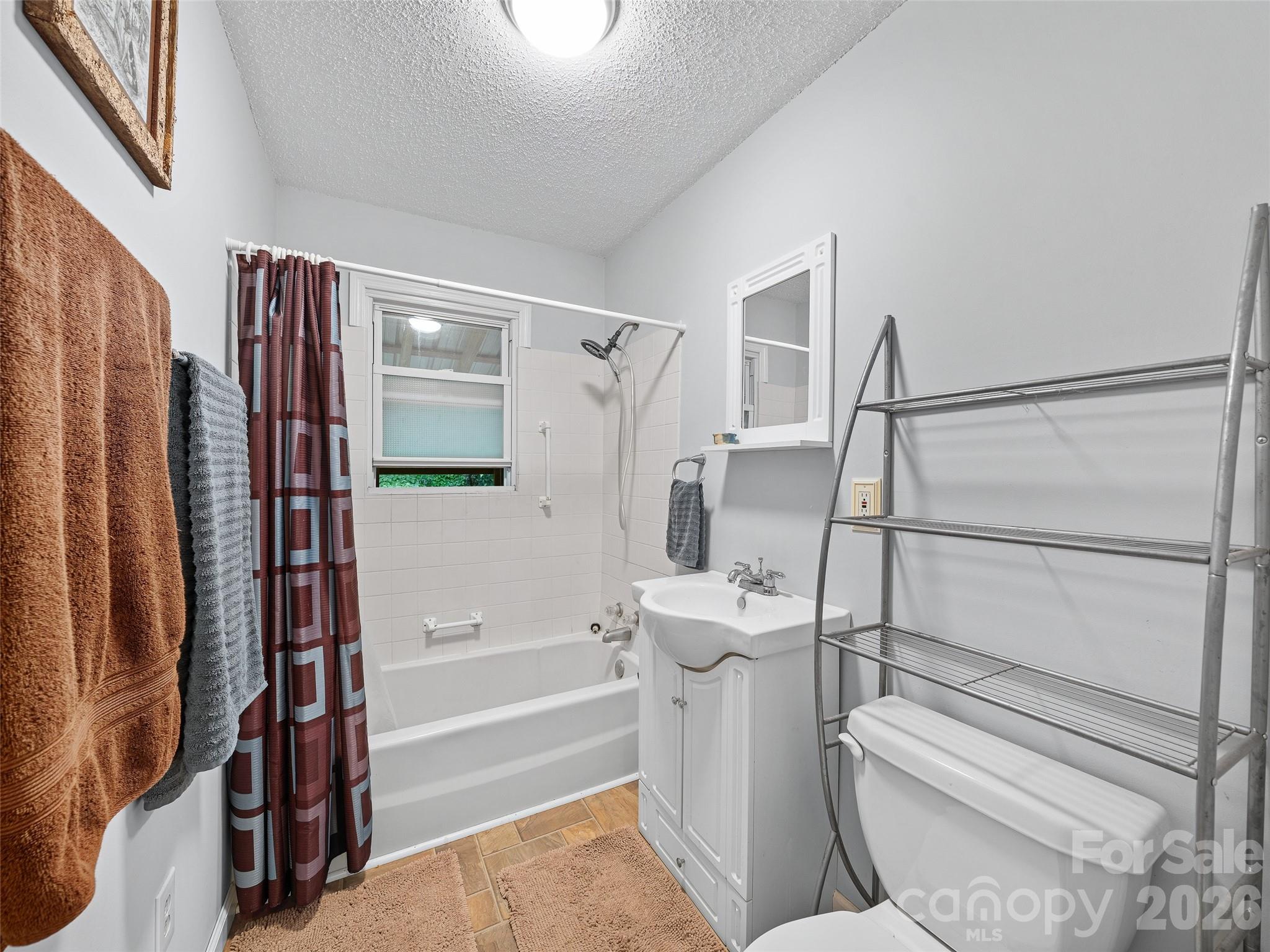 915 Little Creek Road — Burnsville