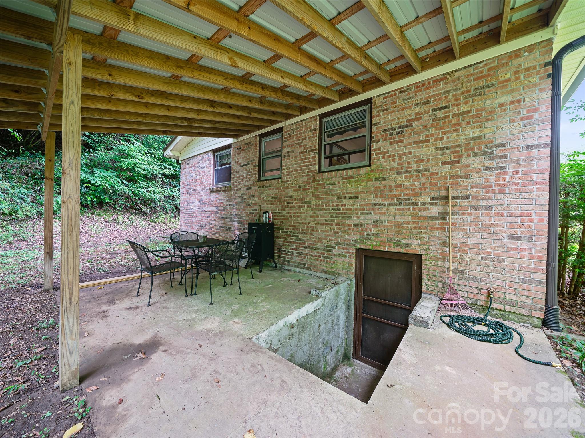 915 Little Creek Road — Burnsville