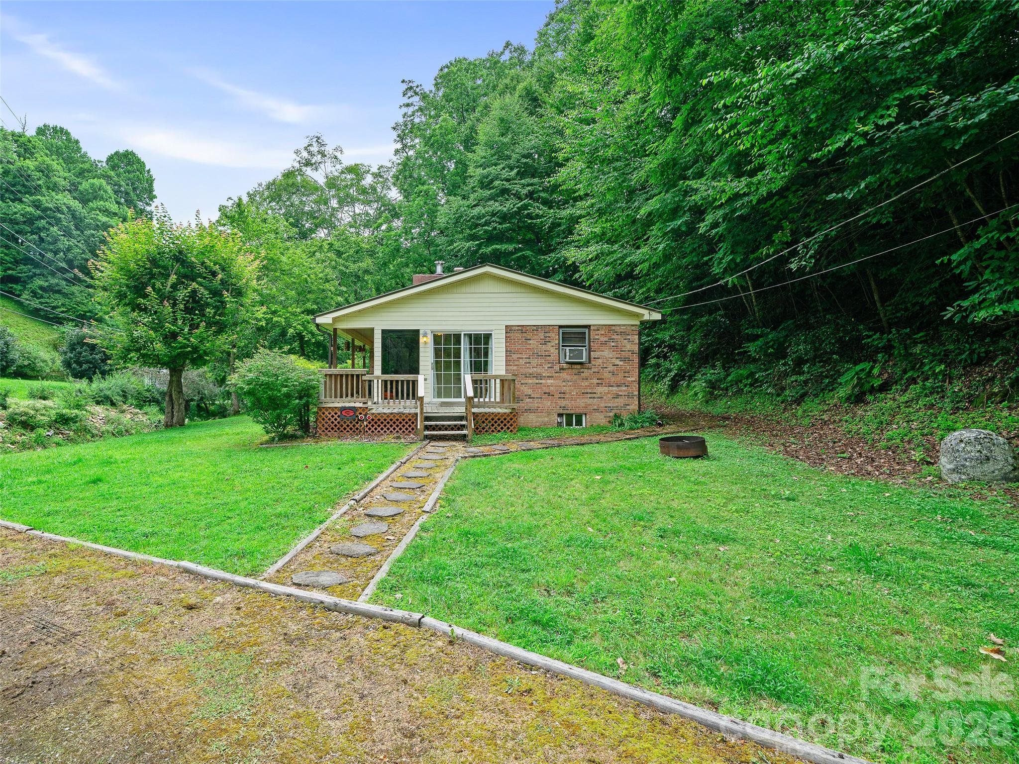 915 Little Creek Road — Burnsville