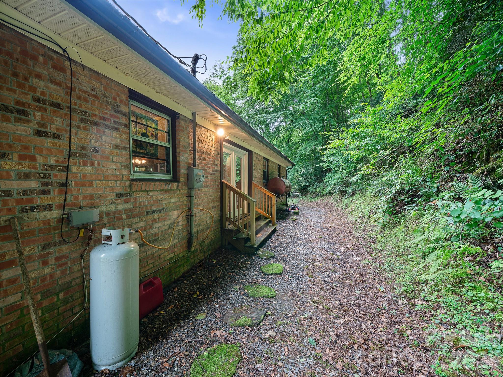 915 Little Creek Road — Burnsville