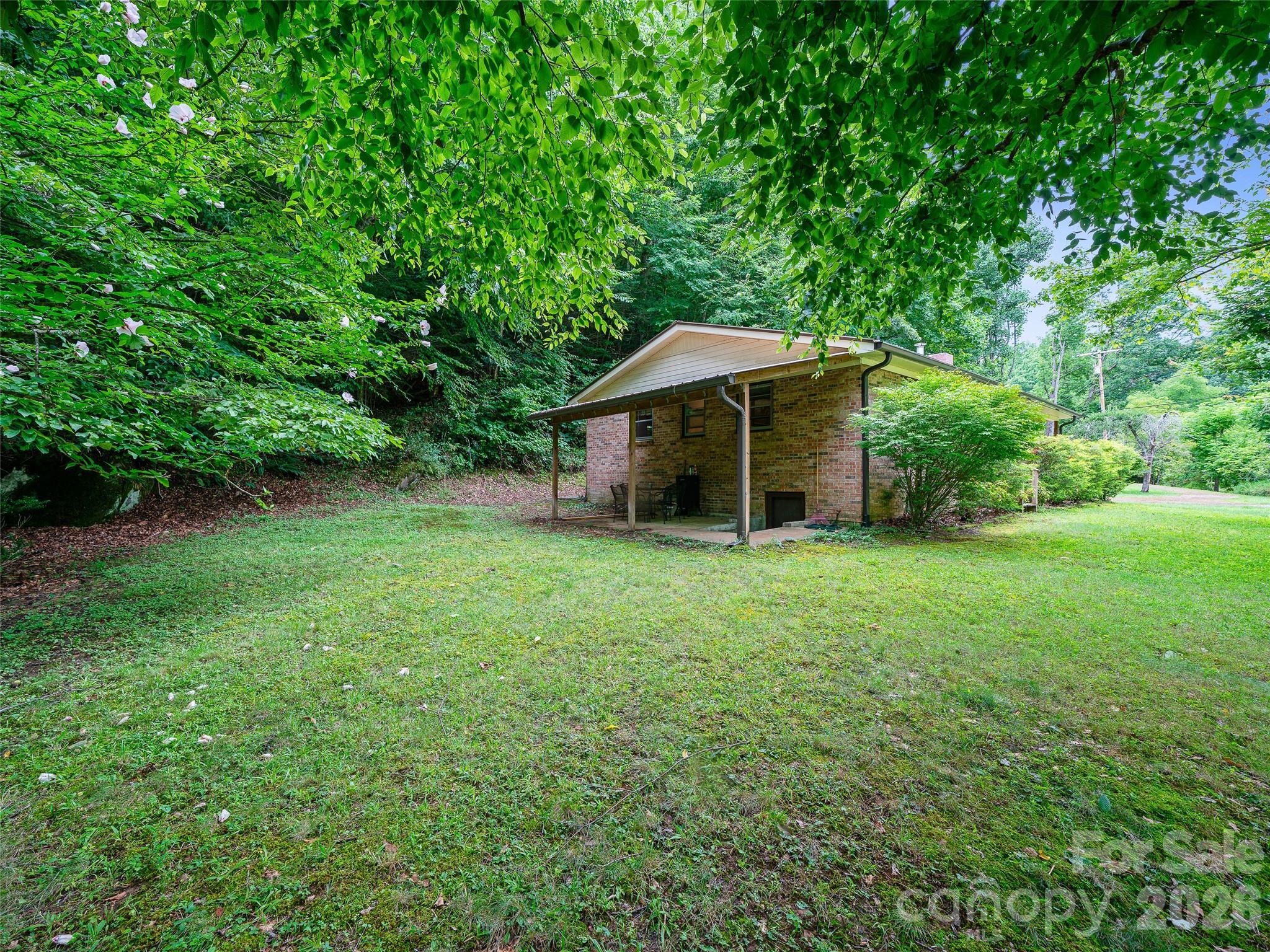 915 Little Creek Road — Burnsville