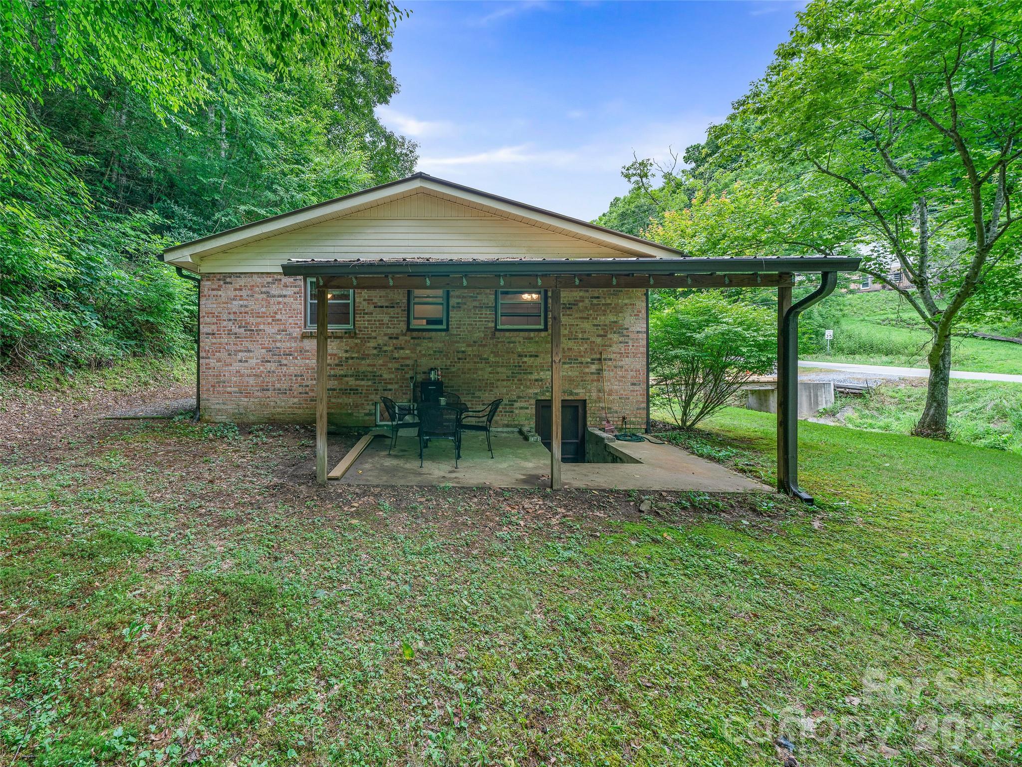 915 Little Creek Road — Burnsville