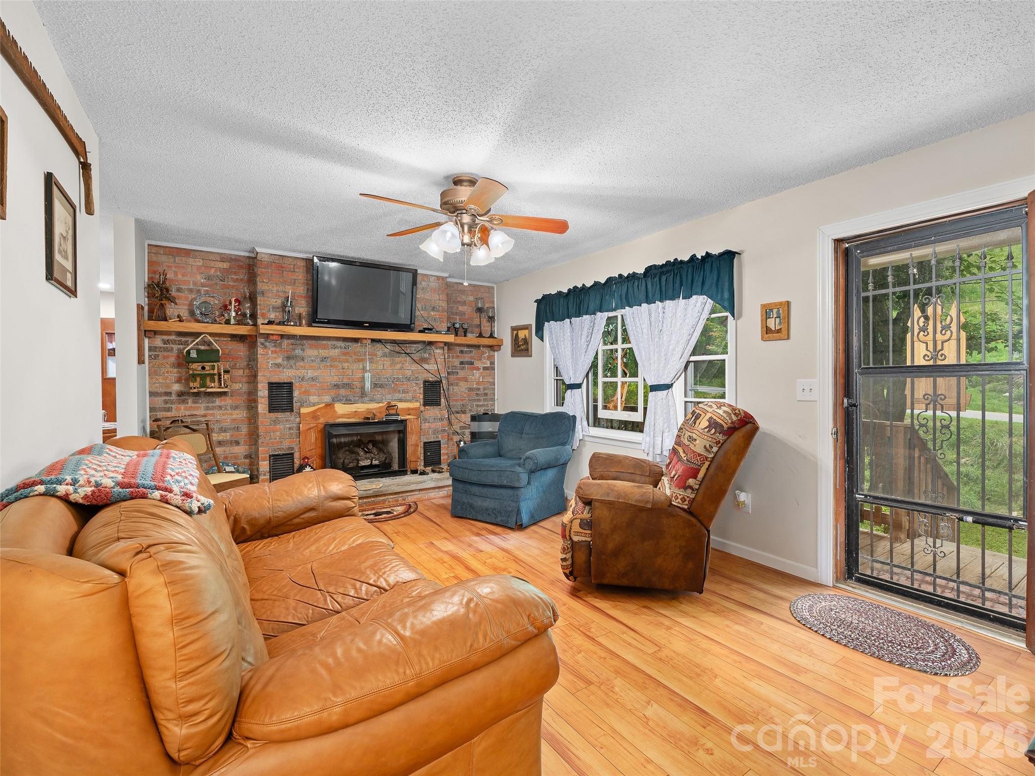 915 Little Creek Road — Burnsville