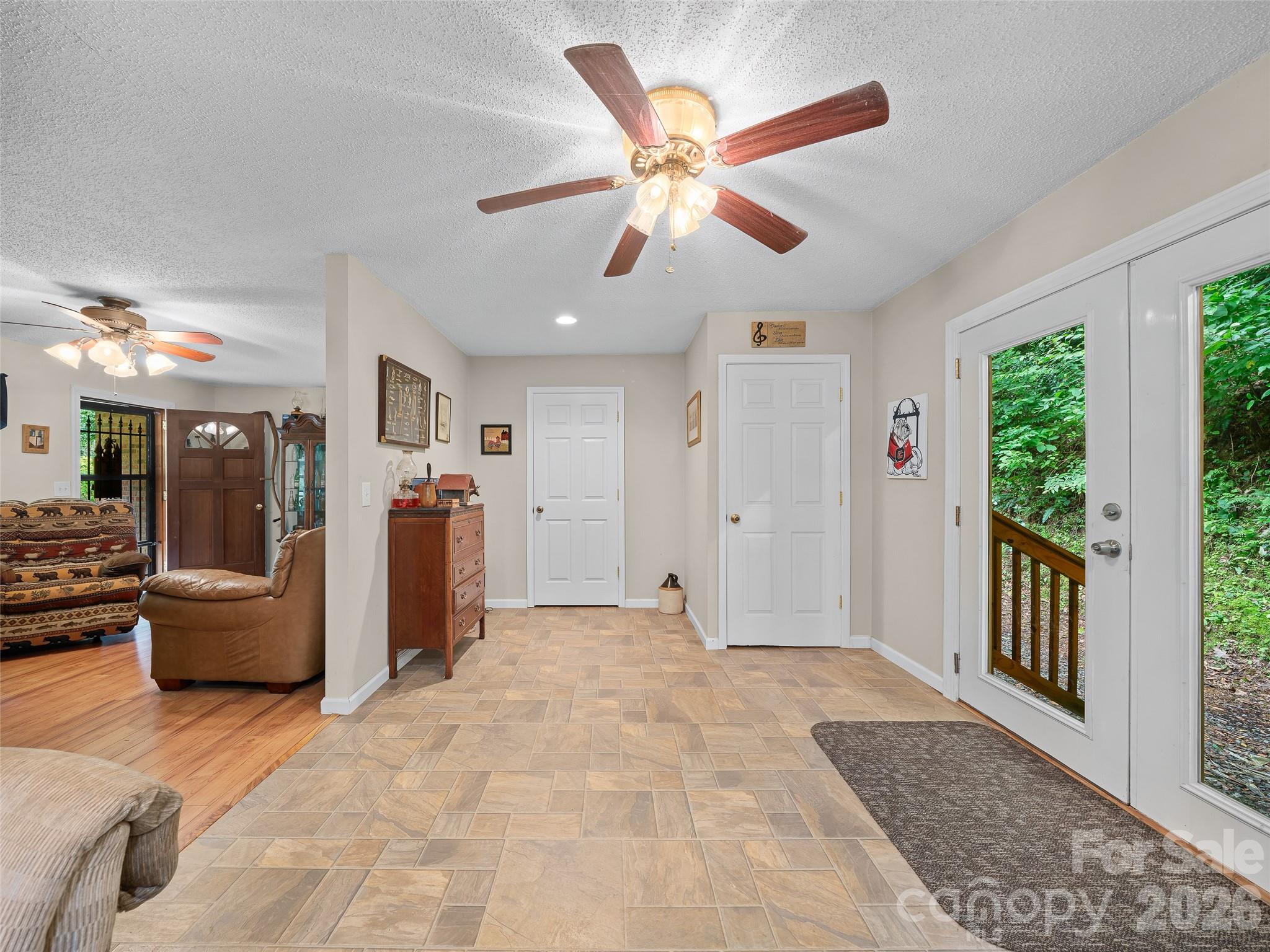 915 Little Creek Road — Burnsville