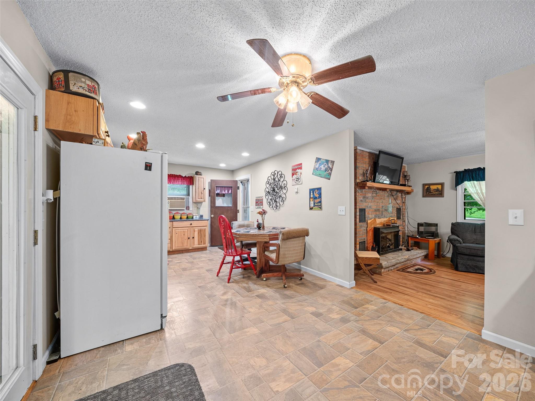 915 Little Creek Road — Burnsville