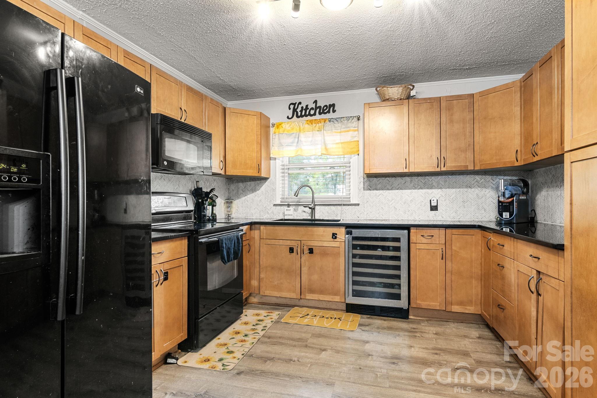 3104 University Drive — Lancaster