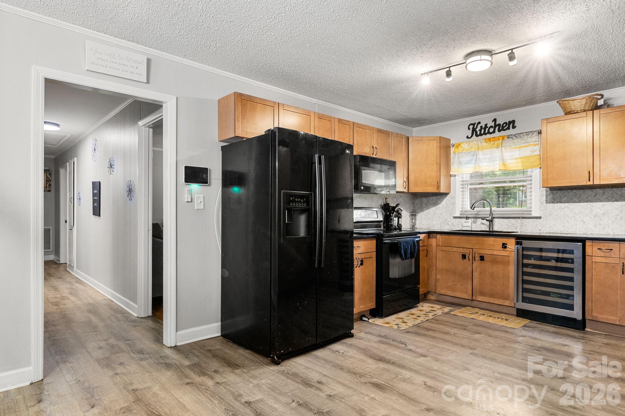 3104 University Drive — Lancaster