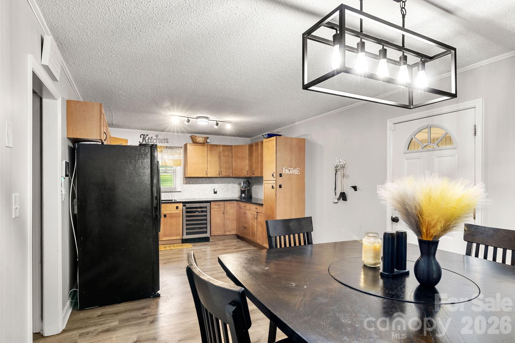 3104 University Drive — Lancaster
