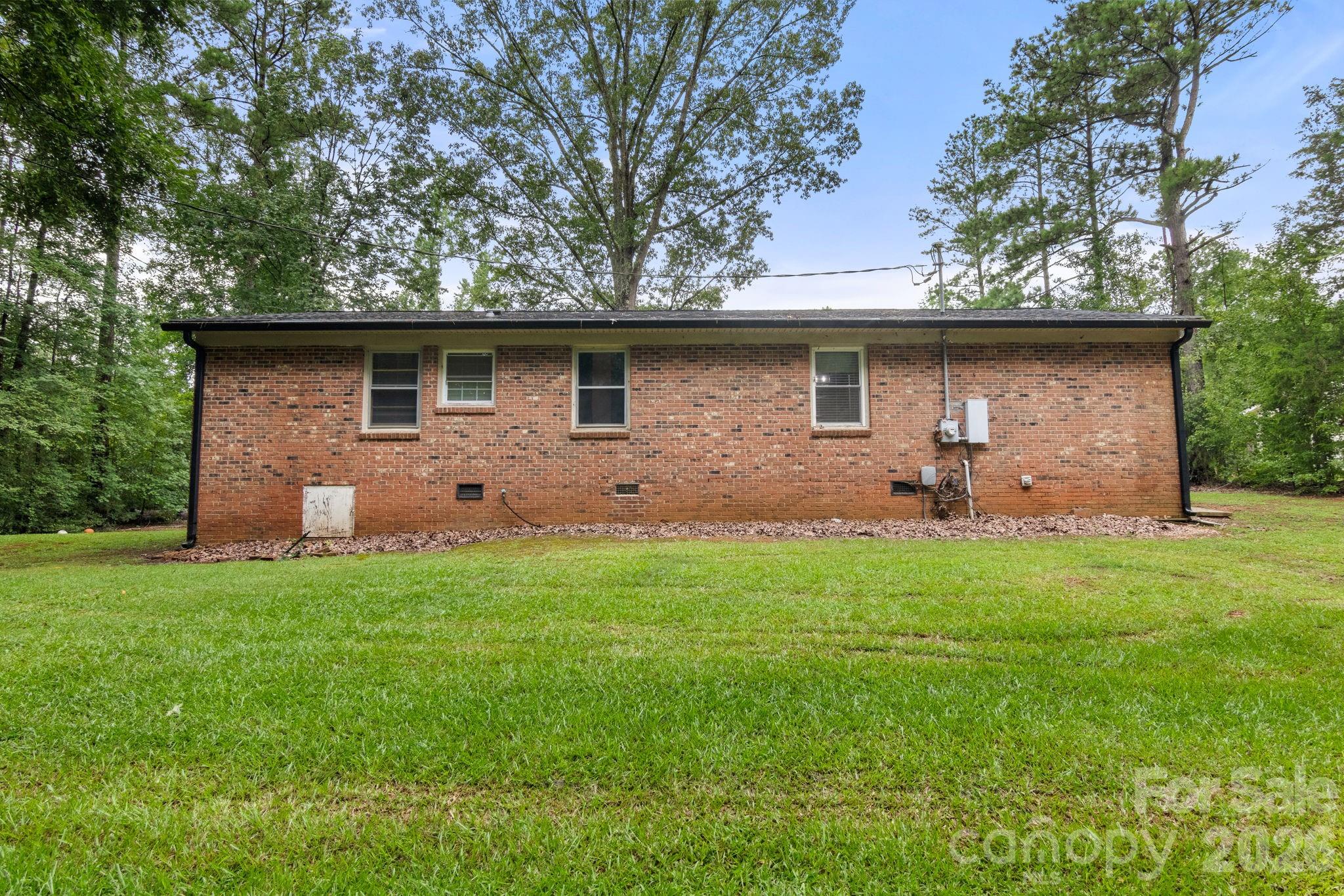 3104 University Drive — Lancaster