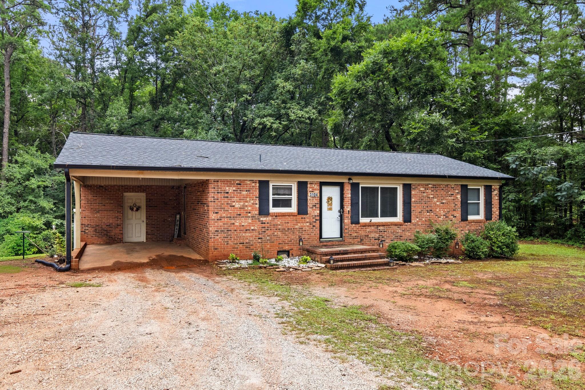 3104 University Drive — Lancaster