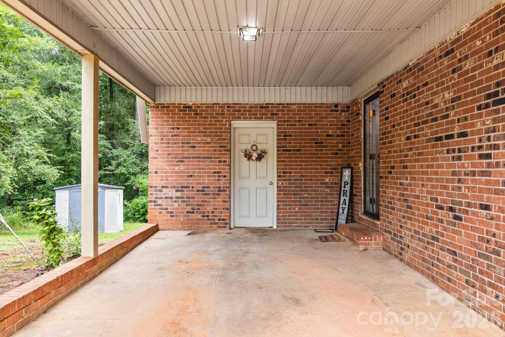 3104 University Drive — Lancaster