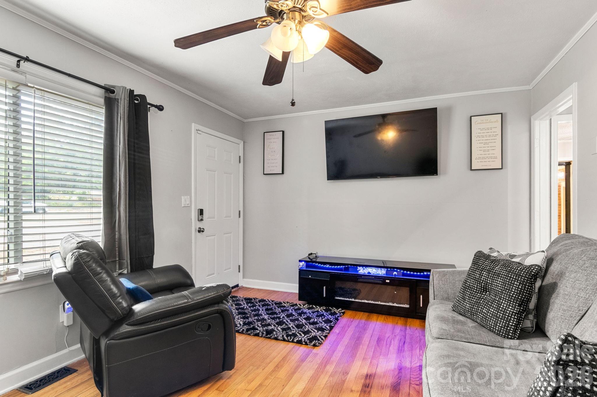 3104 University Drive — Lancaster