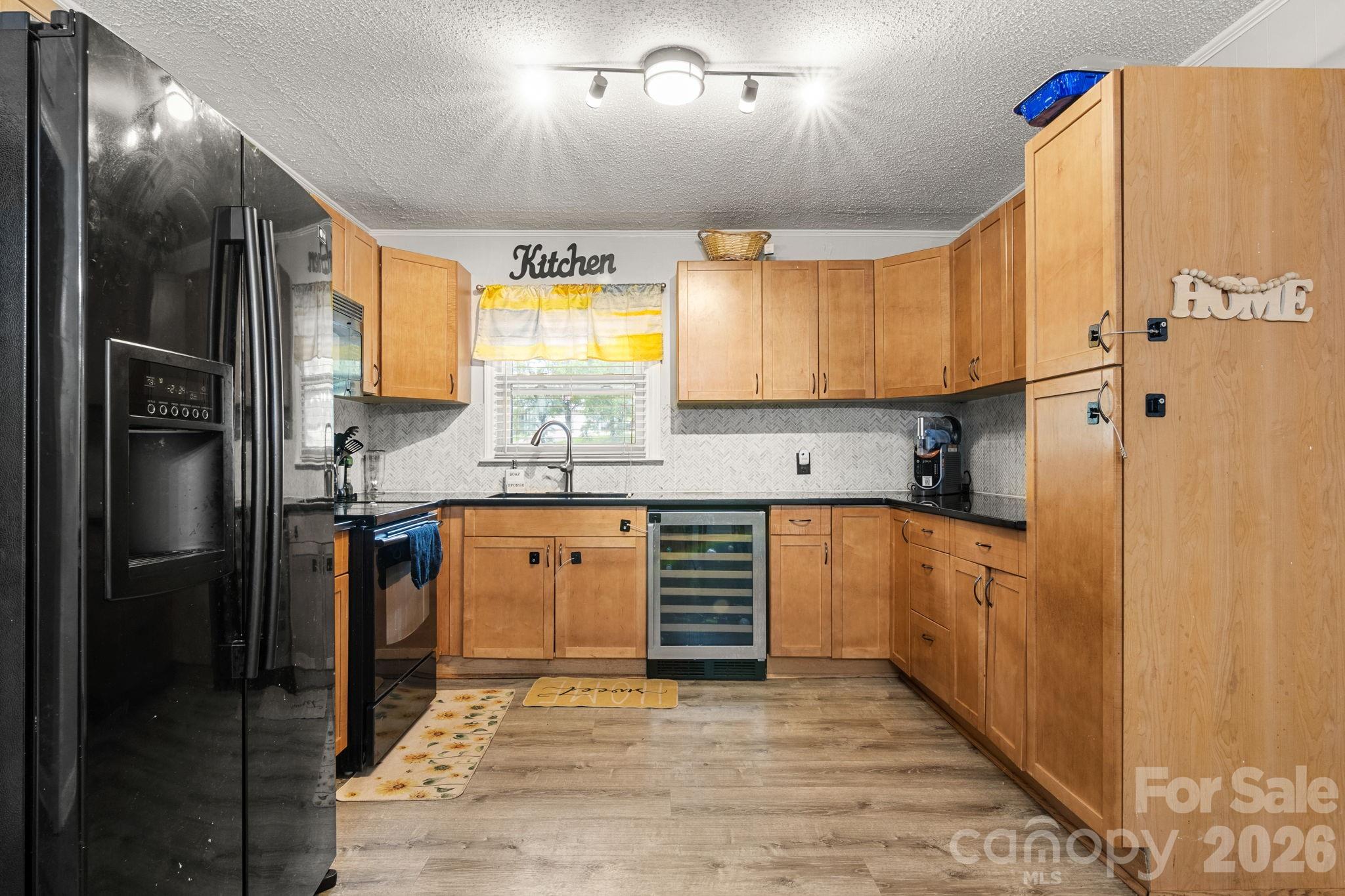 3104 University Drive — Lancaster