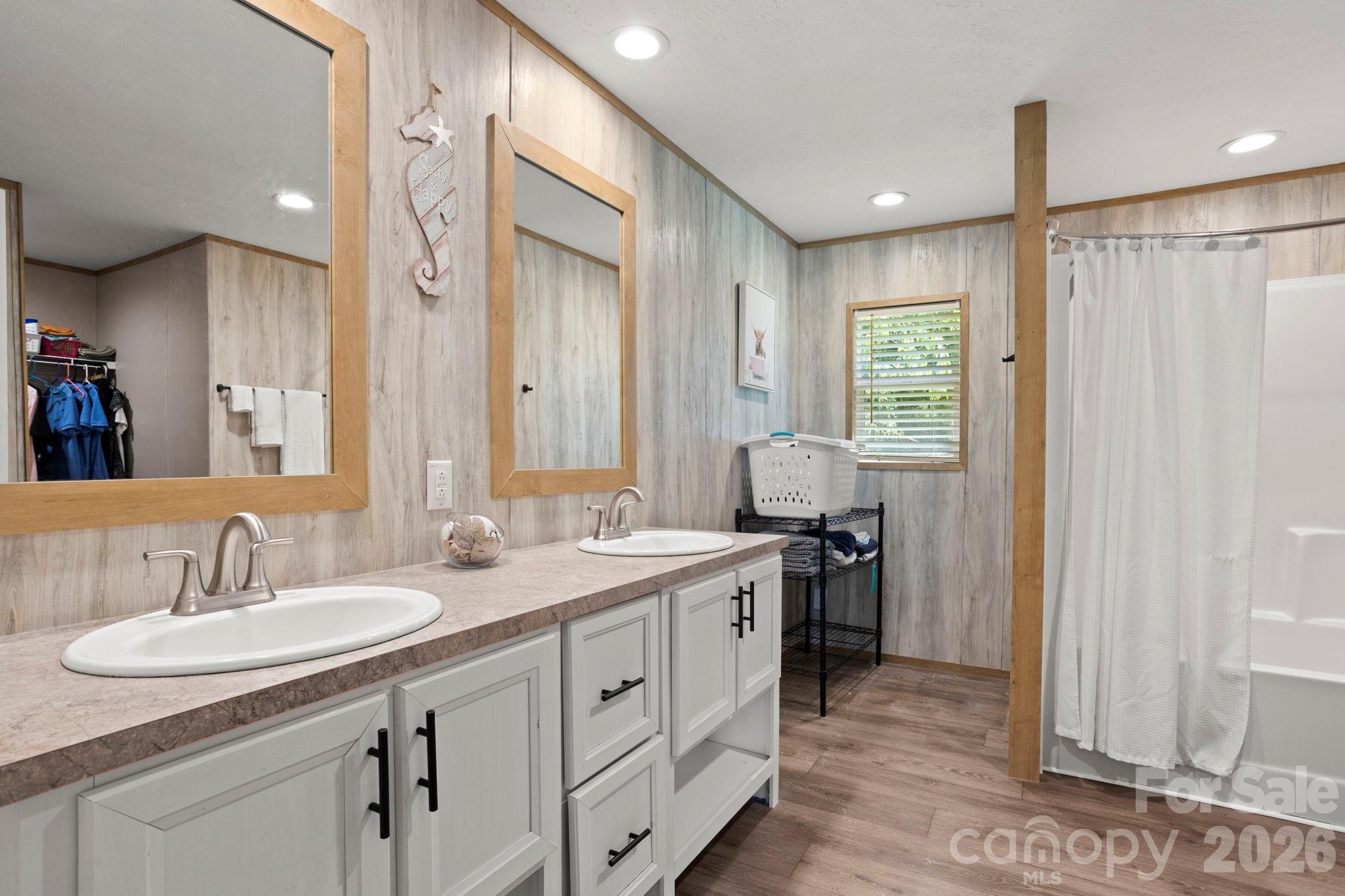 18 Moss Lane — Hendersonville