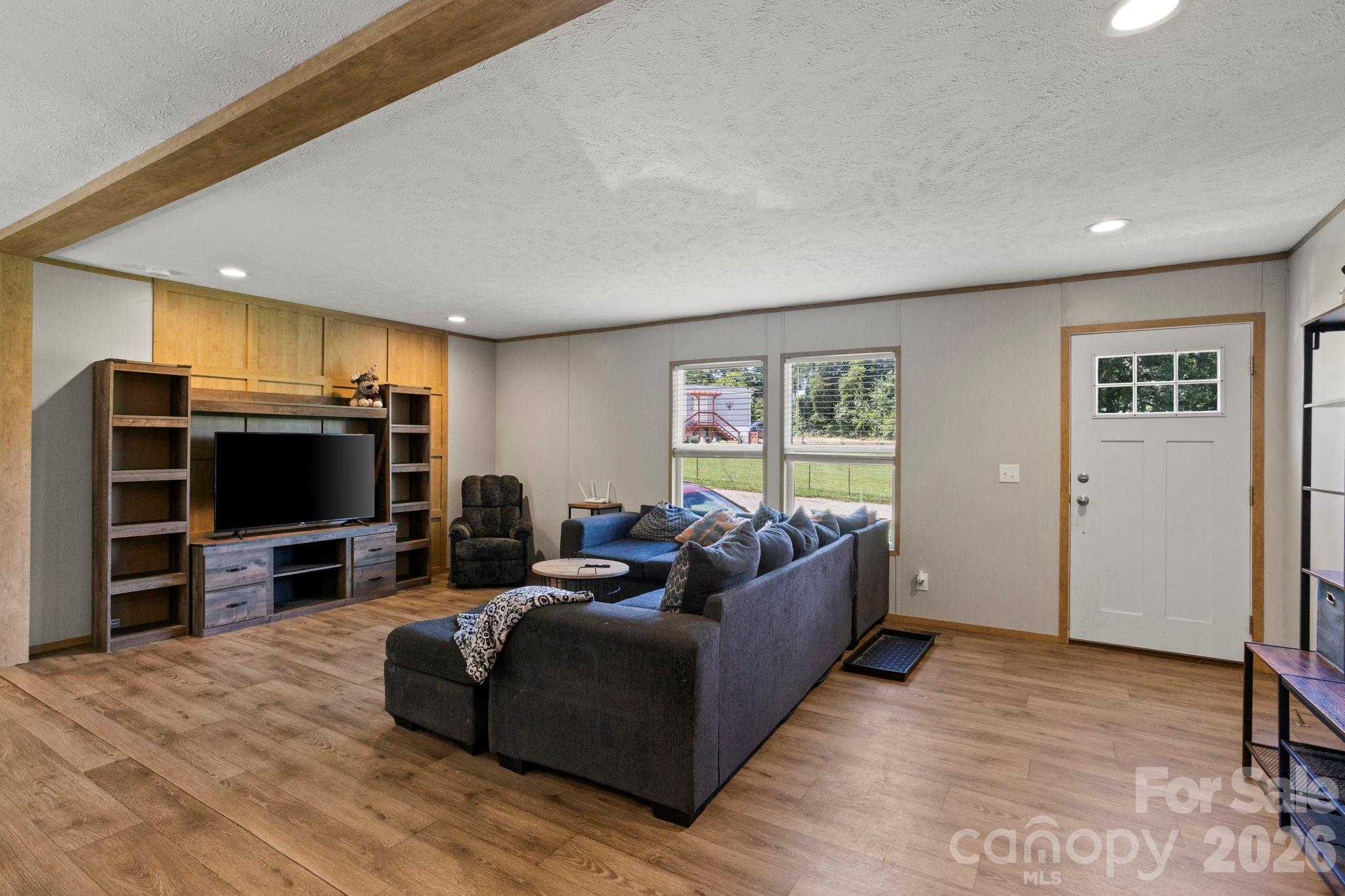 18 Moss Lane — Hendersonville