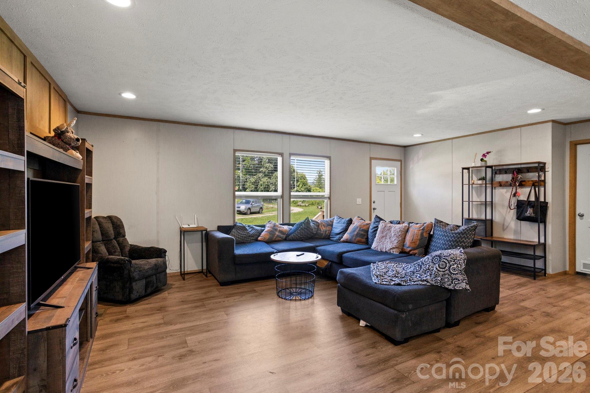 18 Moss Lane — Hendersonville