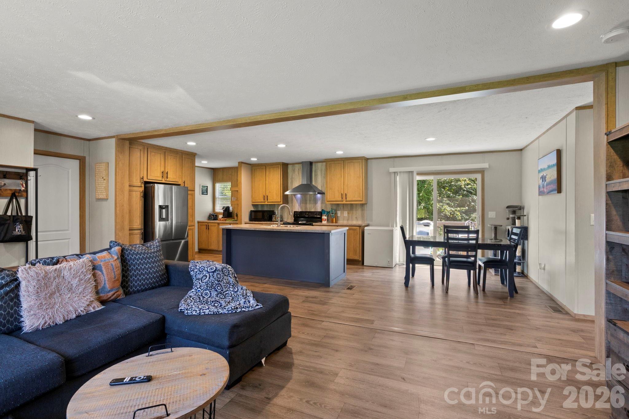 18 Moss Lane — Hendersonville