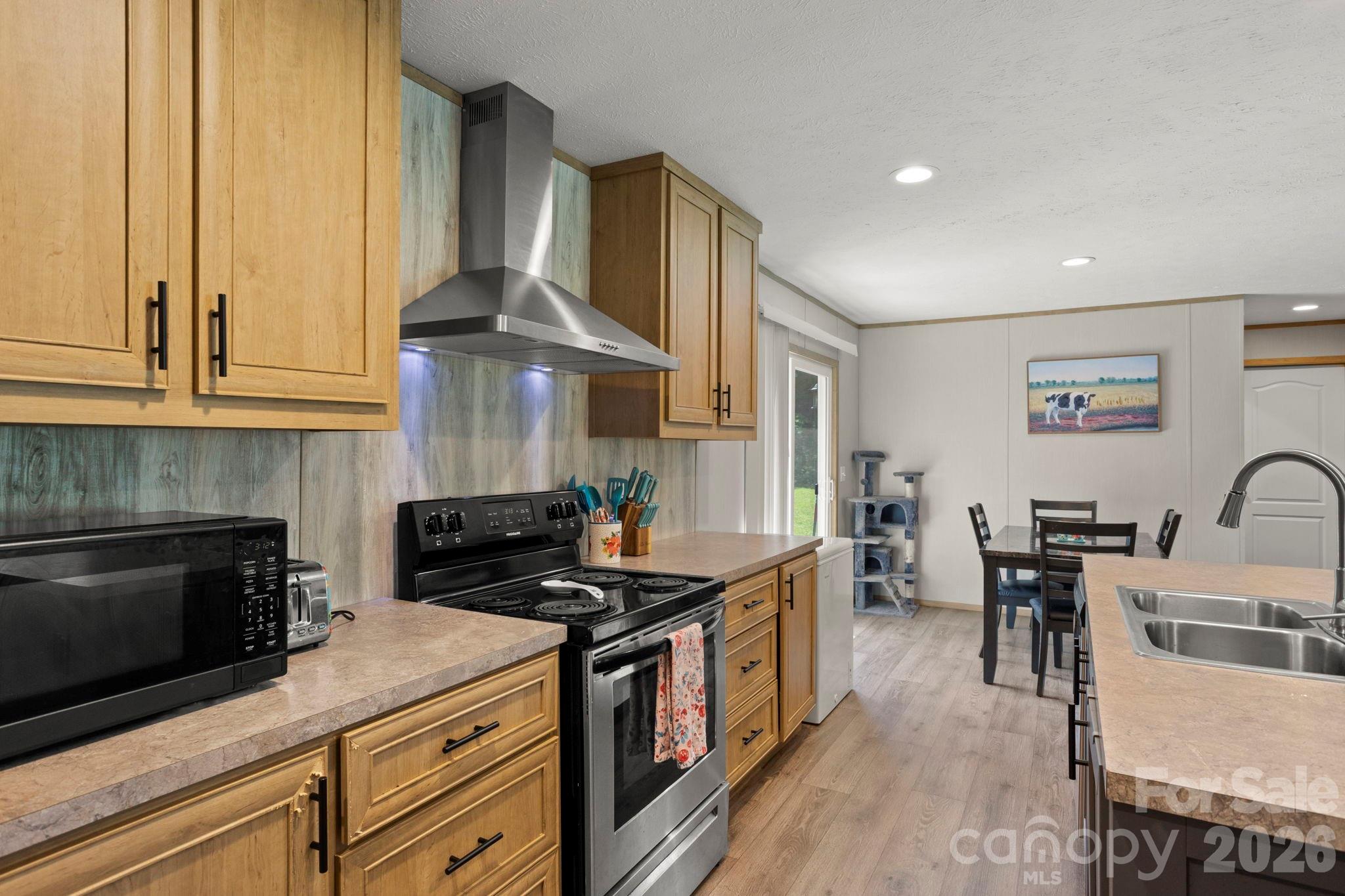 18 Moss Lane — Hendersonville