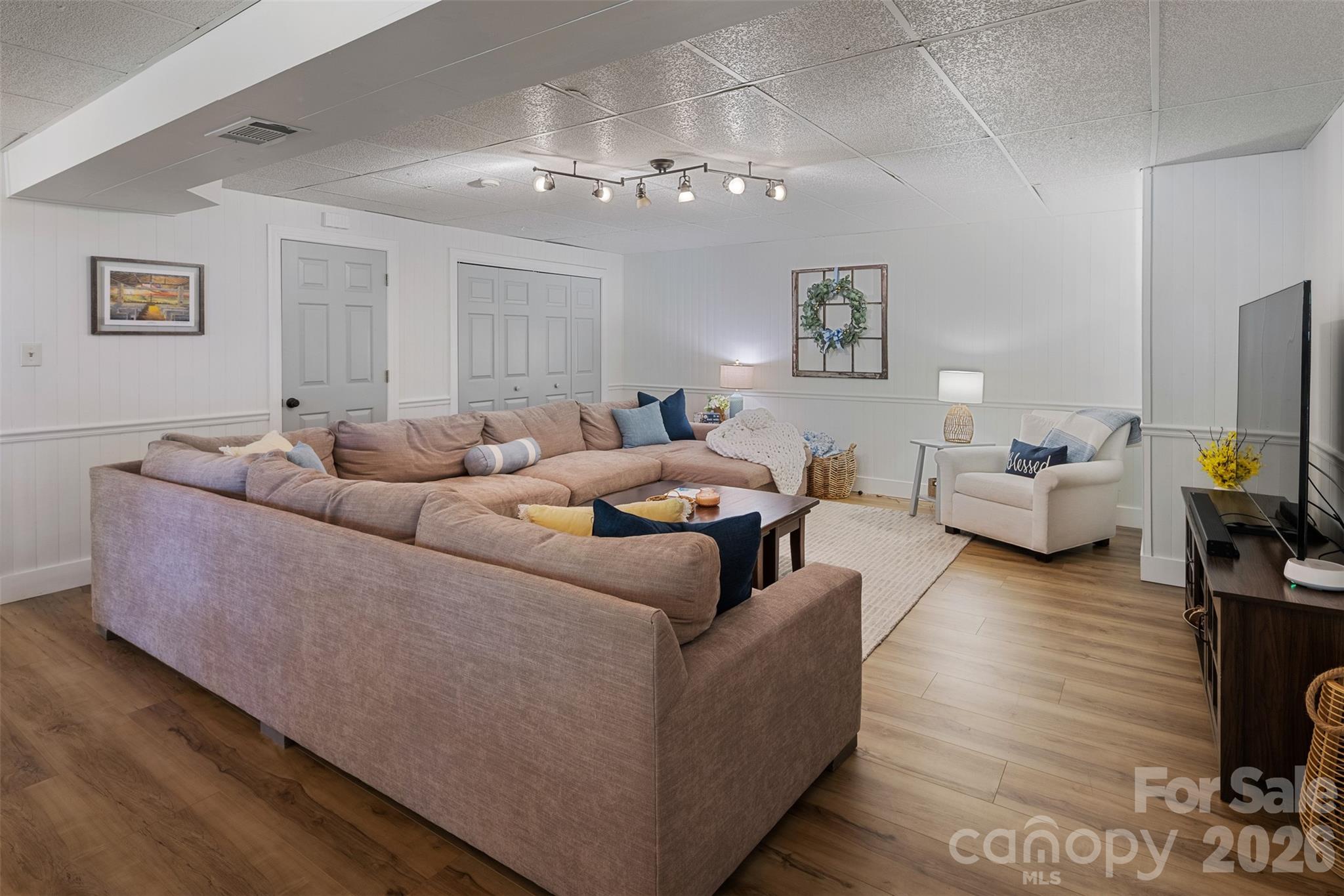 1413 Windemere Lane — Hickory