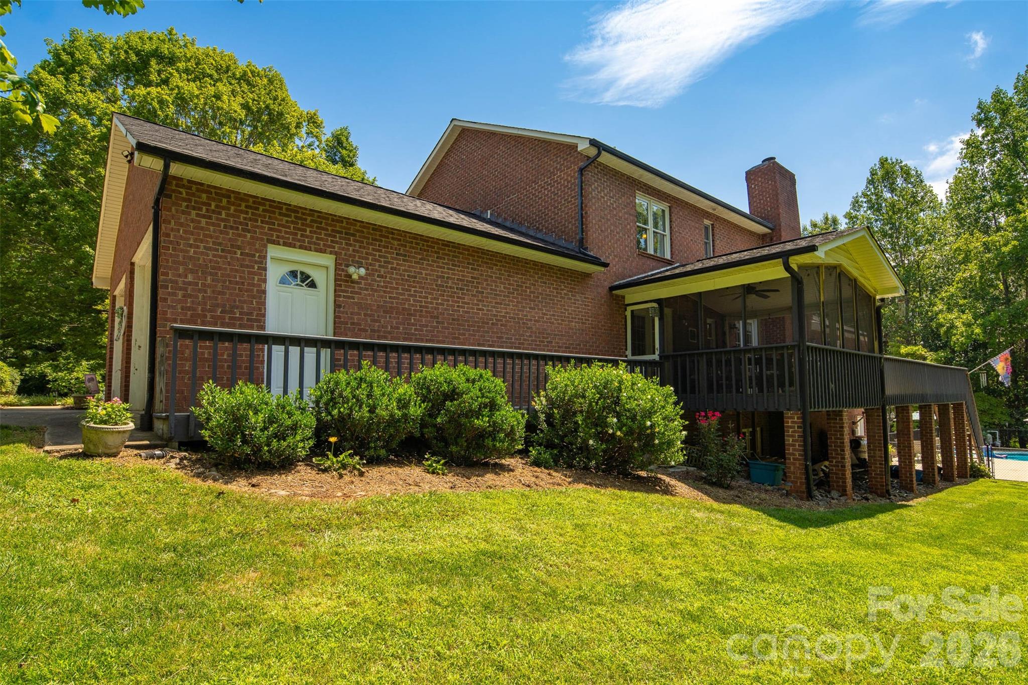 1413 Windemere Lane — Hickory