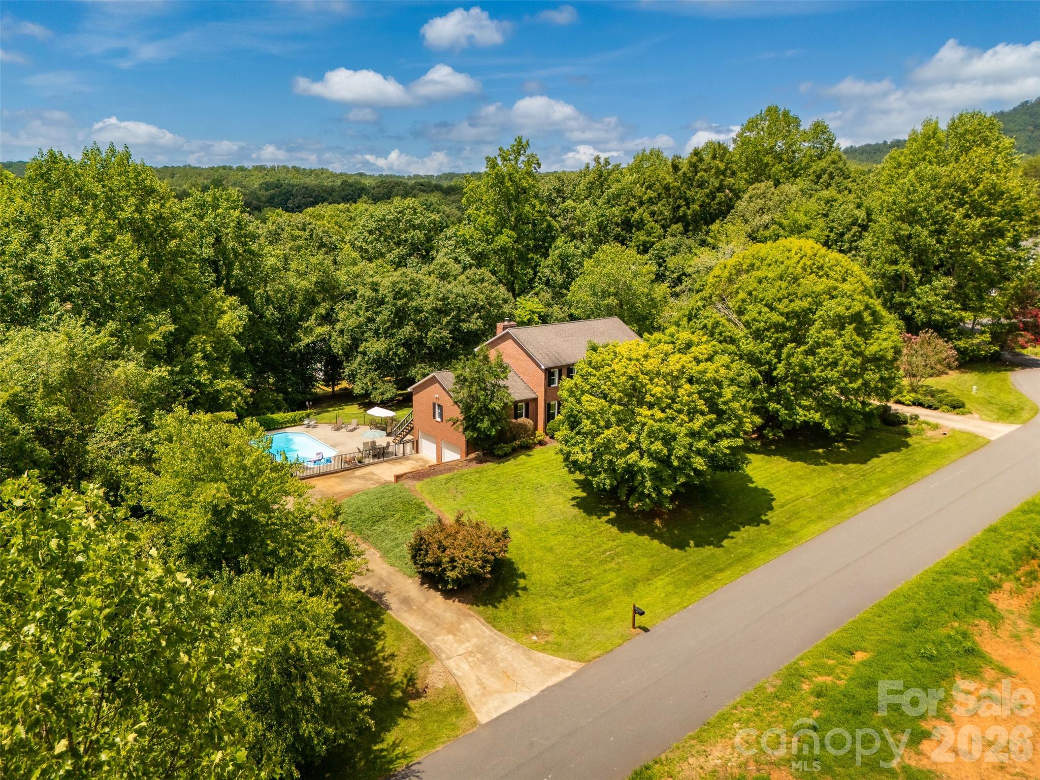 1413 Windemere Lane — Hickory