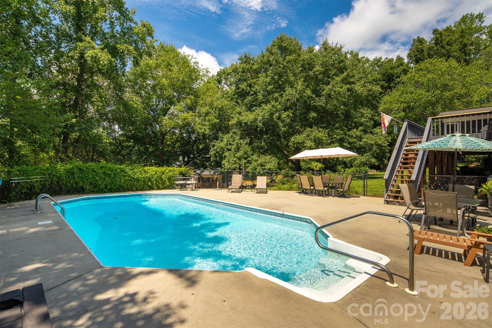 1413 Windemere Lane — Hickory